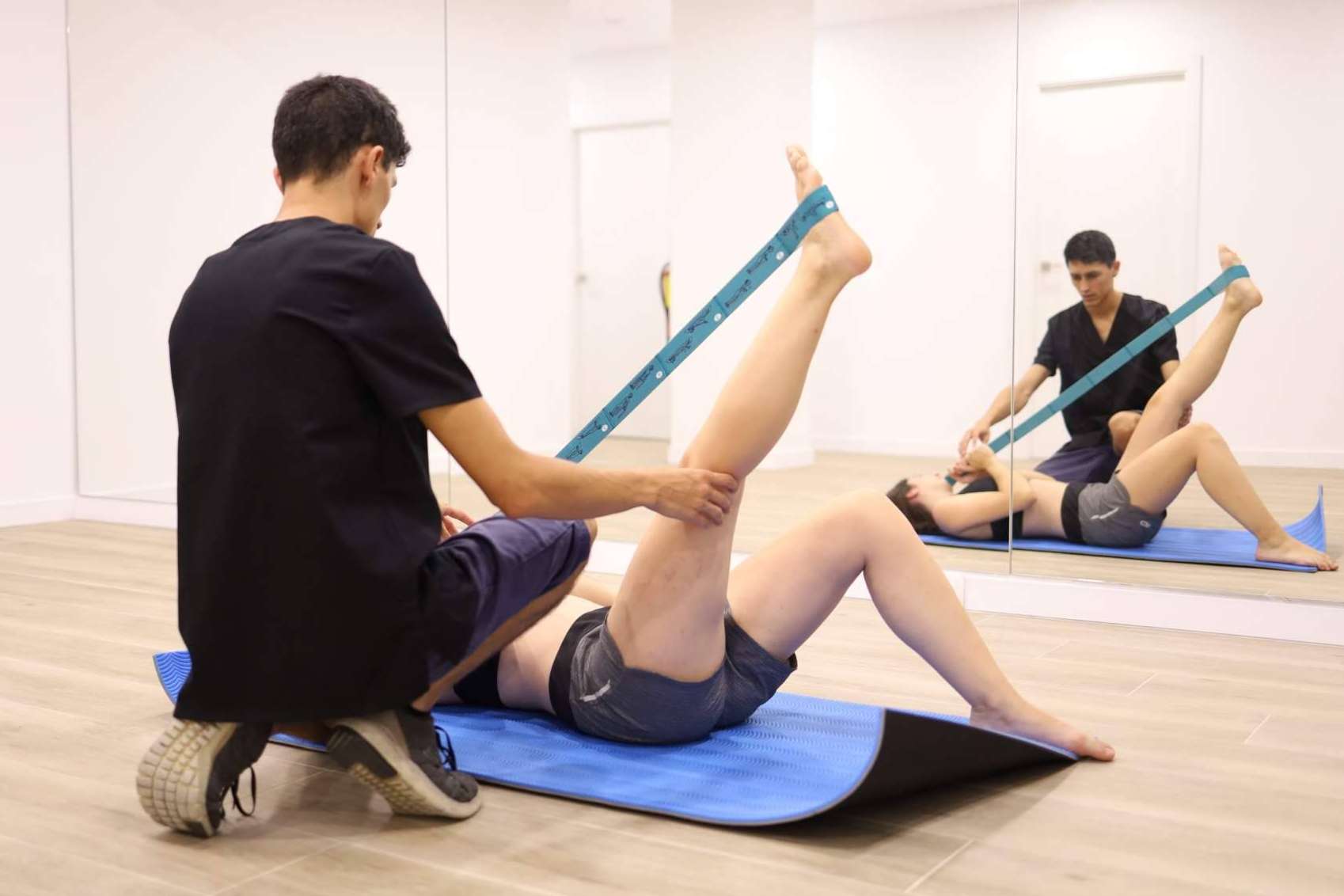 ¿Cómo trabaja un fisioterapeuta deportivo?, lo explica Carlos, fisioterapeuta deportivo y gerente de Clínica Axial, centro de Fisioterapia deportiva y rehabilitación en Barcelona