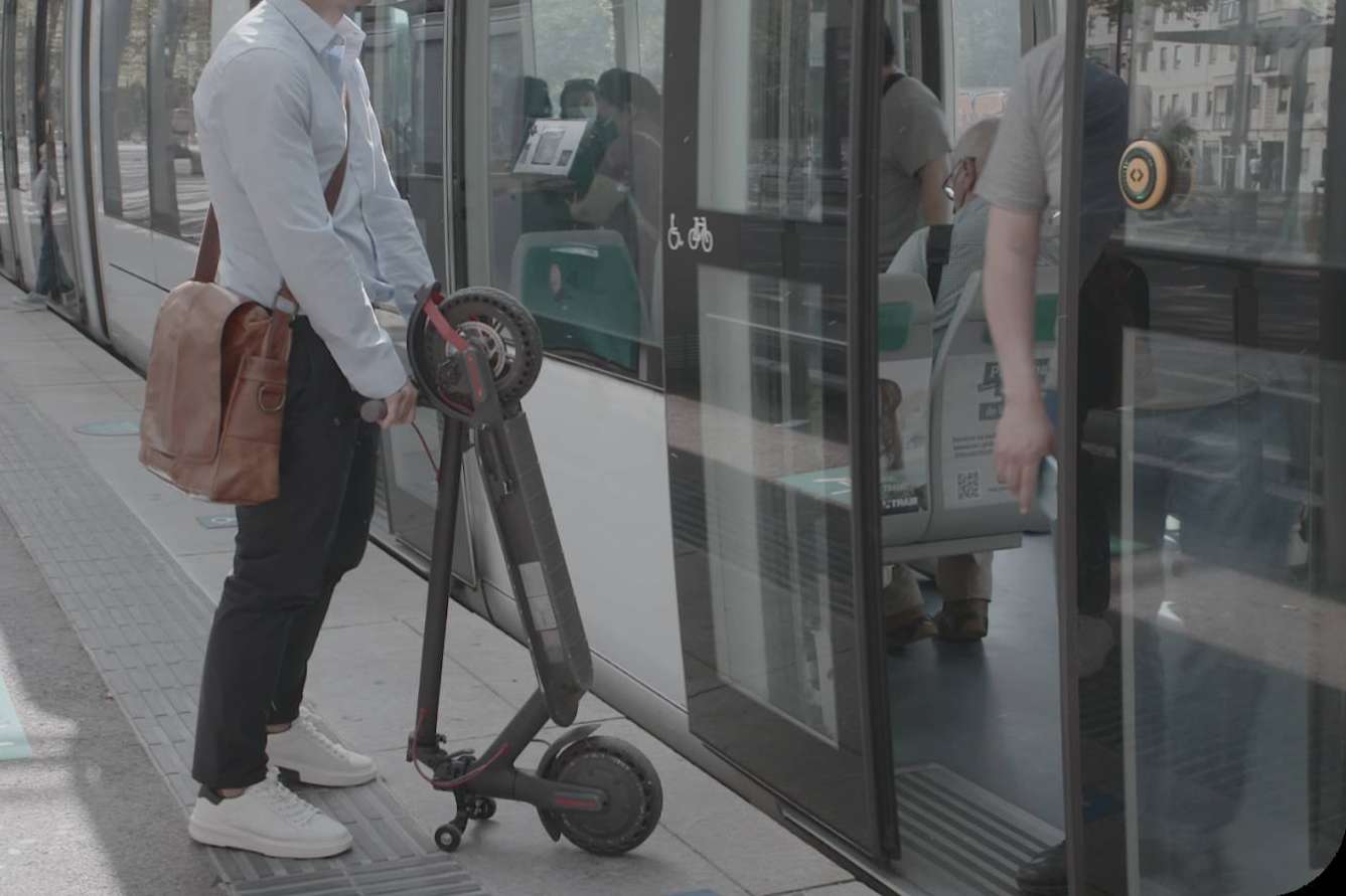 El soporte para guardar en vertical el patinete de Techmotion Electronics ya ha conseguido un 25 % de su objetivo de financiación en su primera semana de campaña de crowdfunding