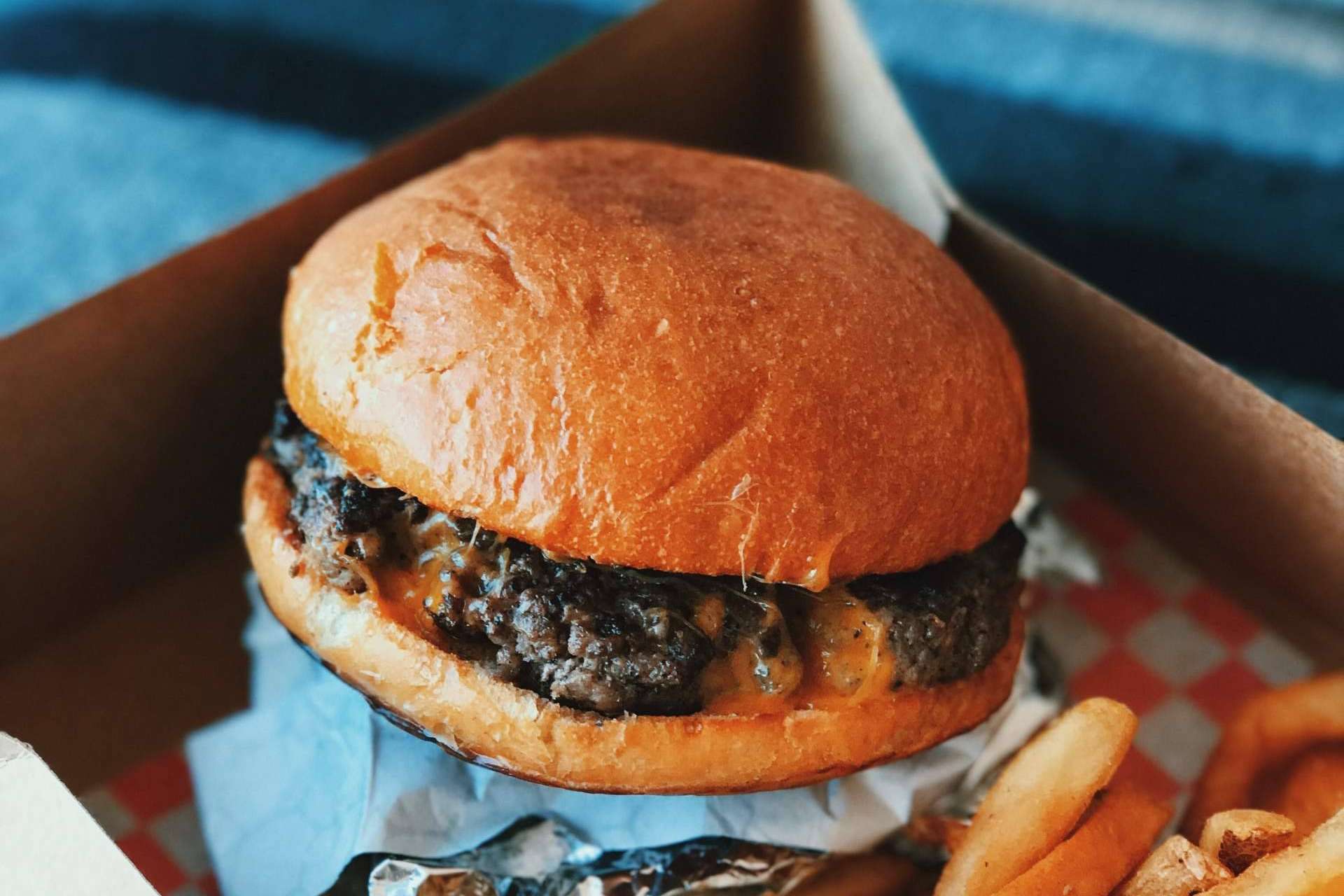 La tendencia de las smash burguers llega a las cajas para hamburguesa de Punto Qpack