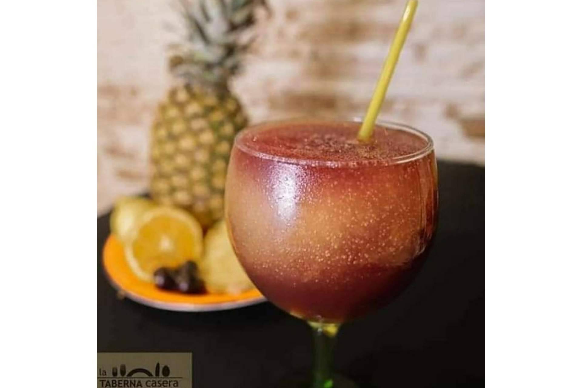 Disfrutar de una sangría de cava artesanal en La Taberna Casera