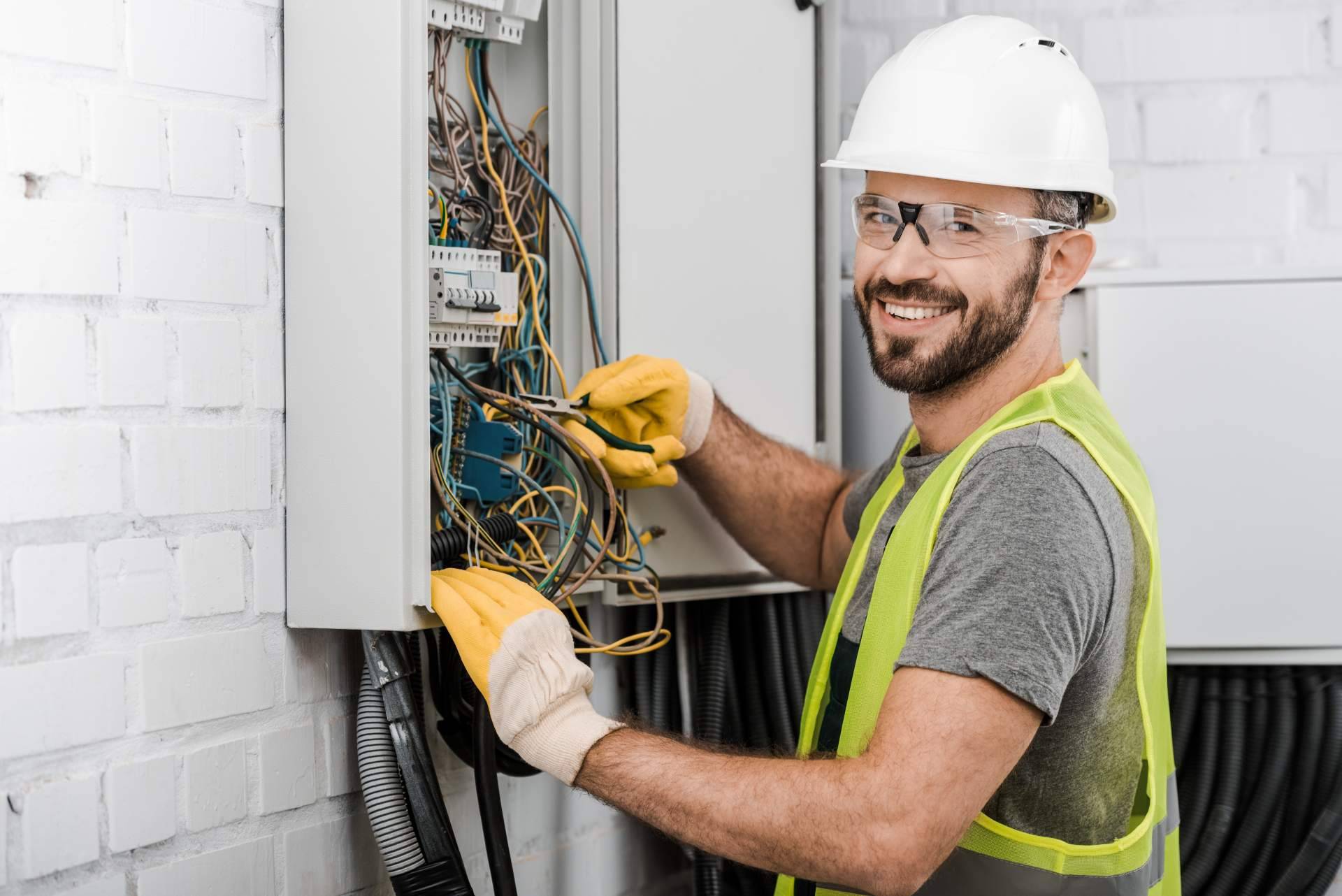 Los electricistas profesionales de Savelec ofrecen servicios urgentes