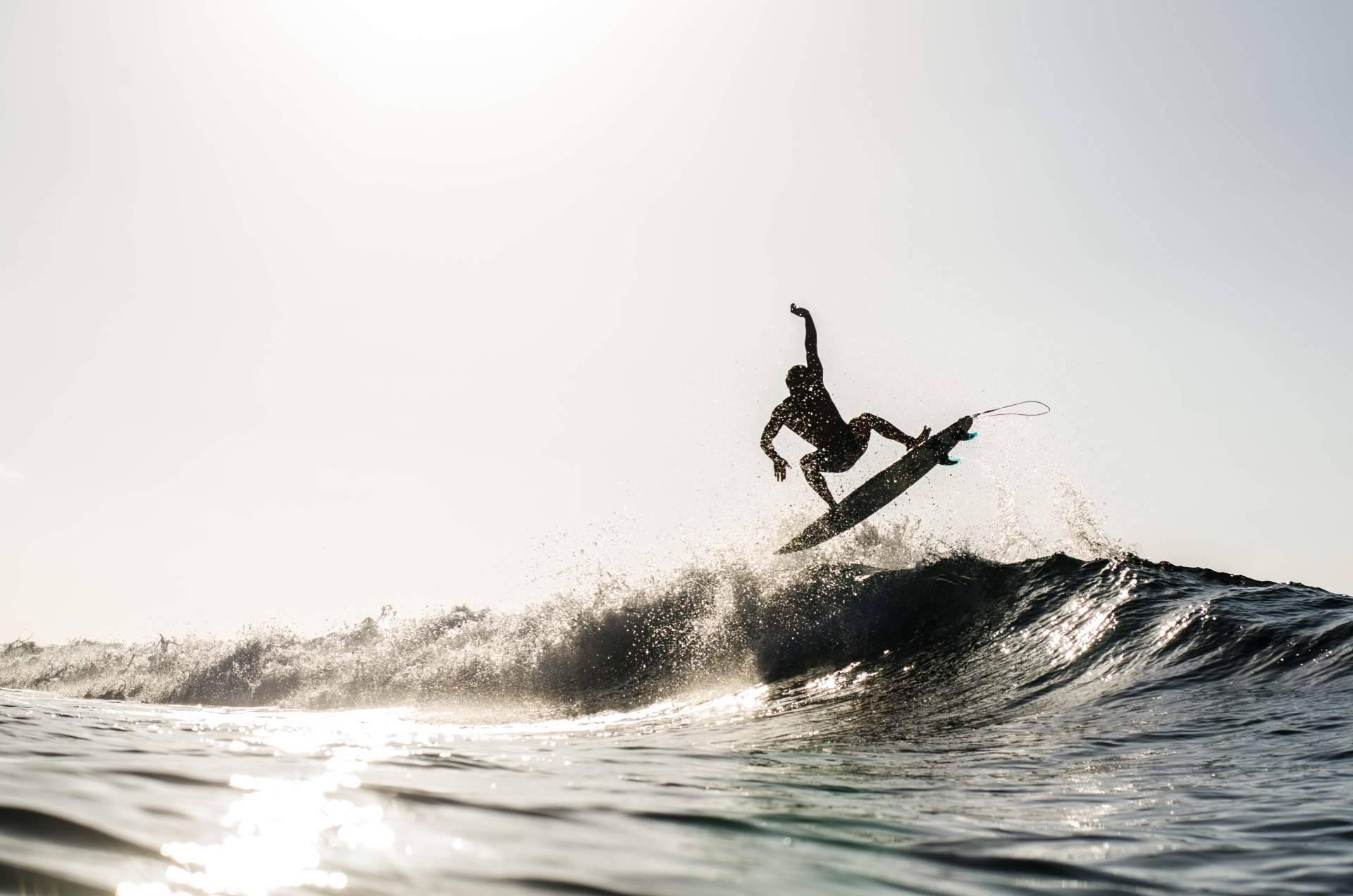 Los campamentos de Watsay Surf School para practicar surf en la playa de Berria
