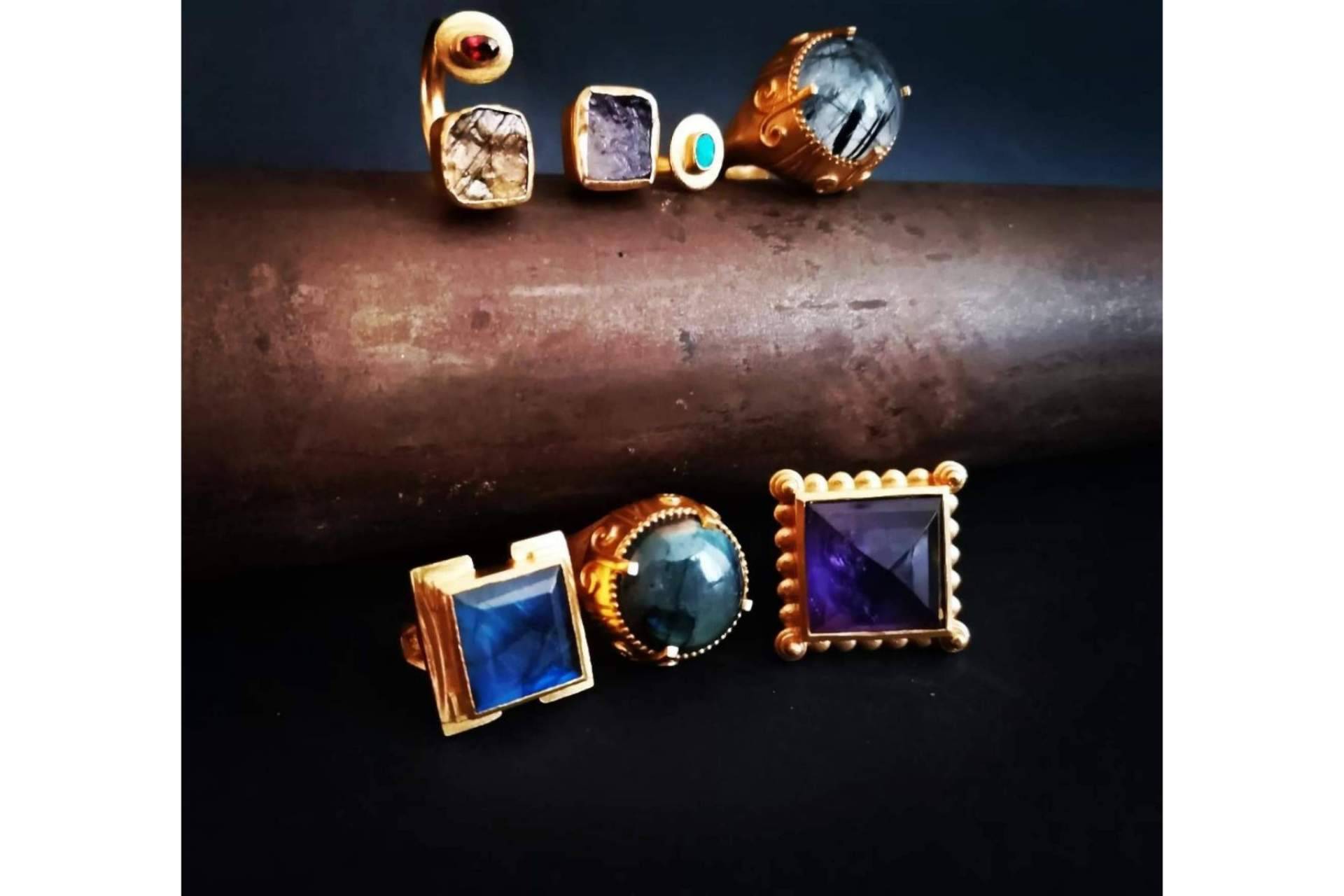 Isabel Lamadrid crea anillos con piedras preciosas