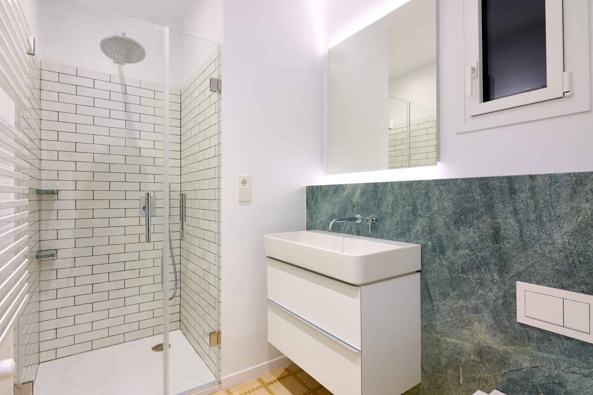Las reformas integrales realizada por los profesionales de Reformas de Baños Madrid permiten aumentar el valor de la vivienda