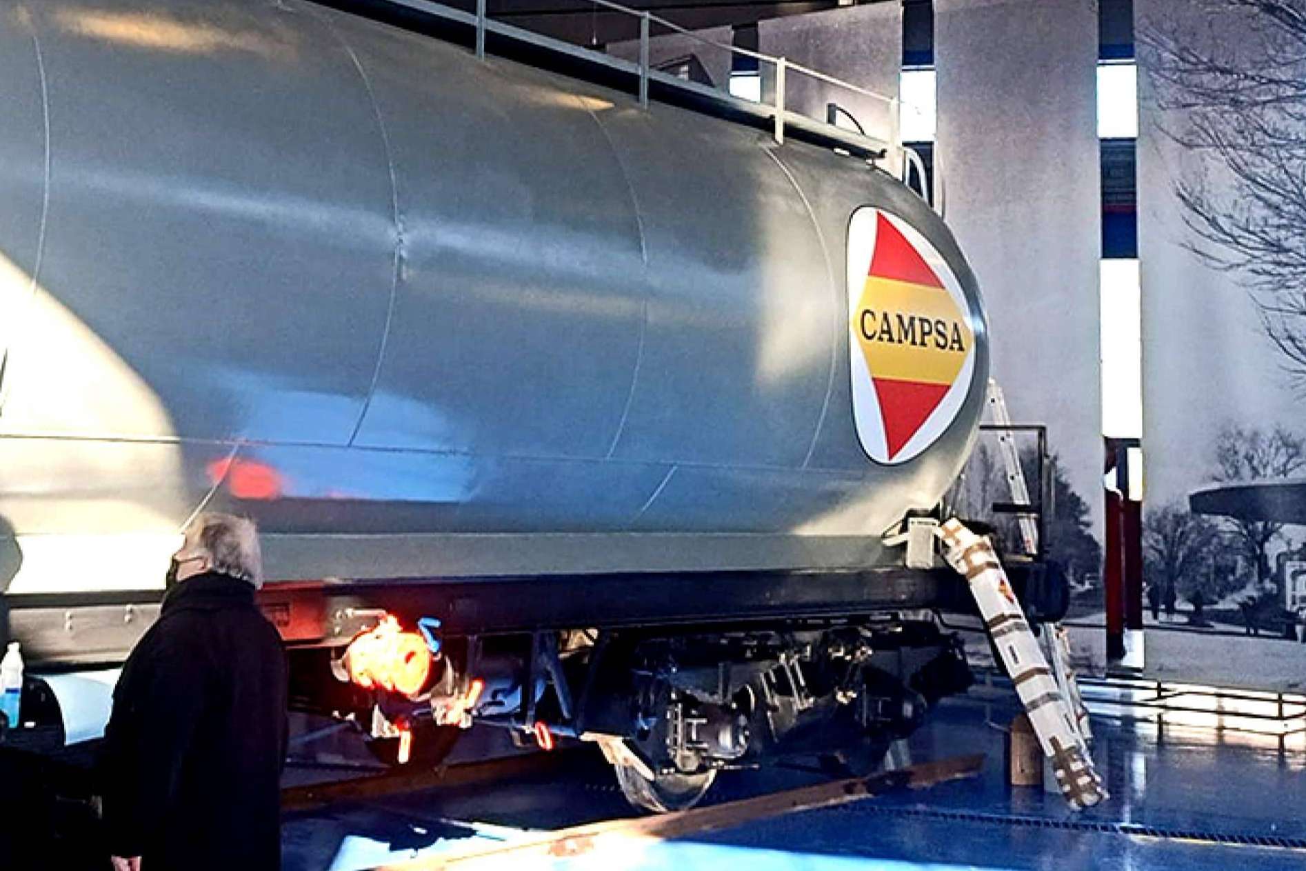 La Fundación del Patrimonio Ferroviario restaura un histórico vagón cisterna de CAMPSA