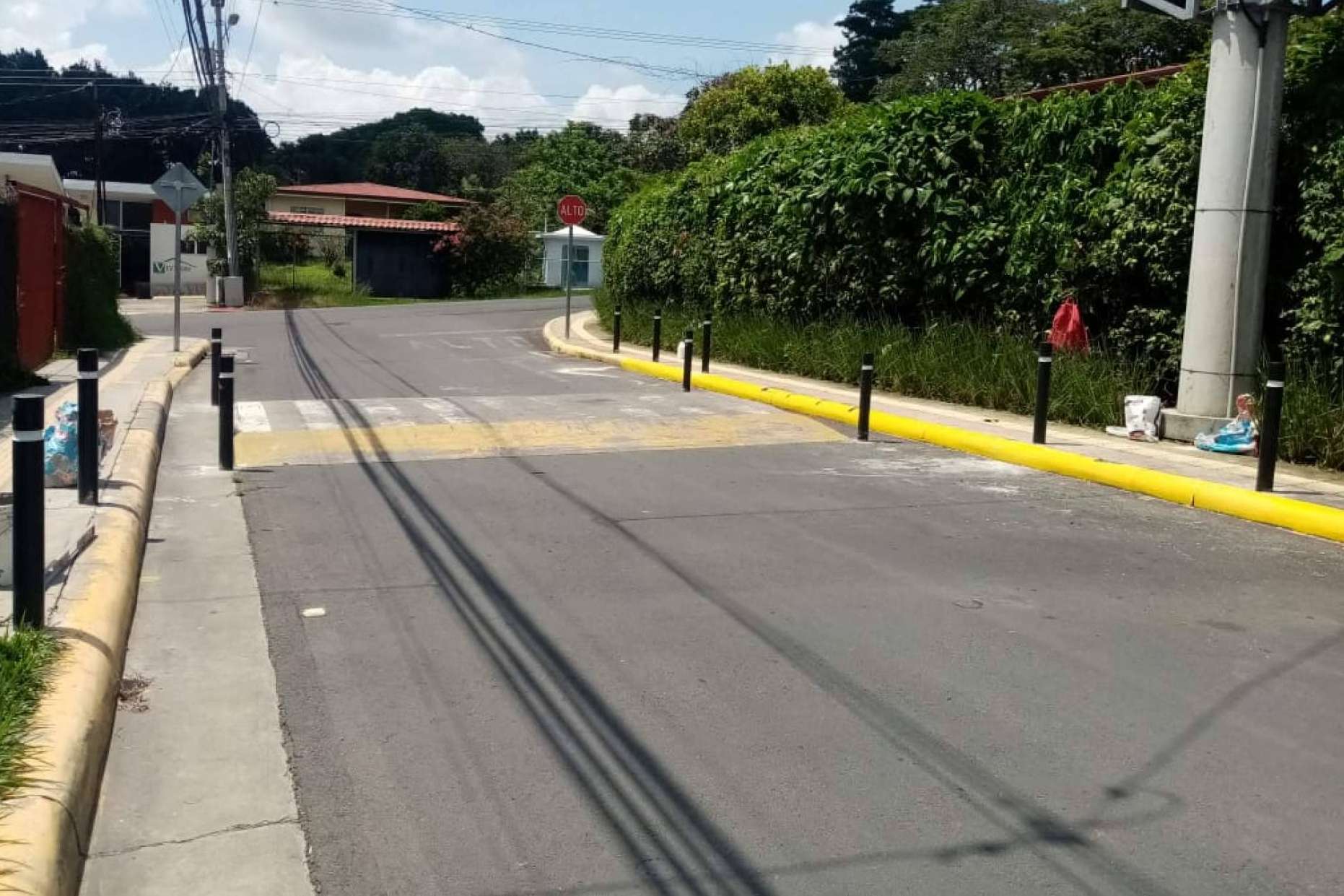 La compañía Abadecom finaliza otra instalación de pilonas rígidas de plástico reciclado en Costa Rica