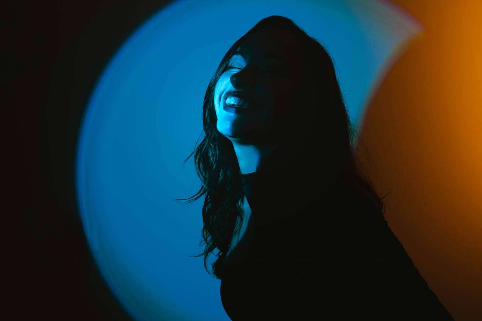 La ingeniera de vídeo, Vj Alejandra, está detrás de los grandes shows de reggaetón