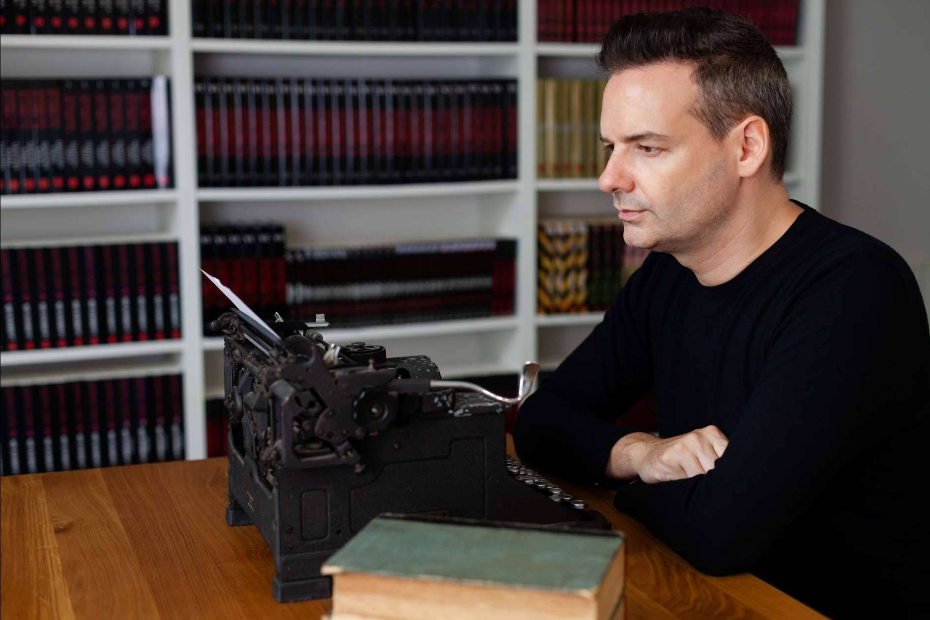 La trayectoria de Valen Bailon, el escritor y editor que ha ayudado a los mejores influencers, empresarios y emprendedores a escribir y publicar sus libros