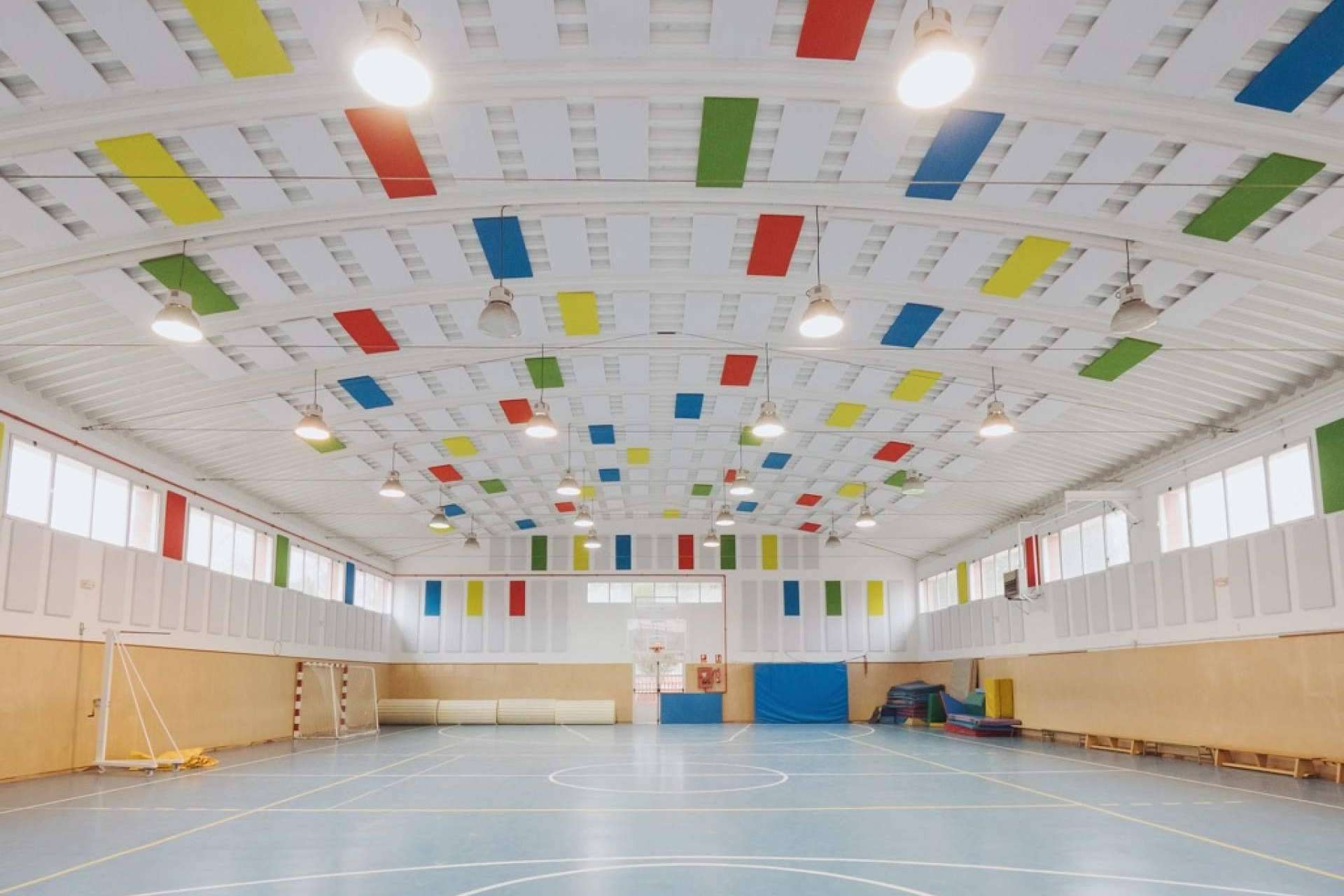 La importancia de la mejora acústica en pabellones y espacios deportivos