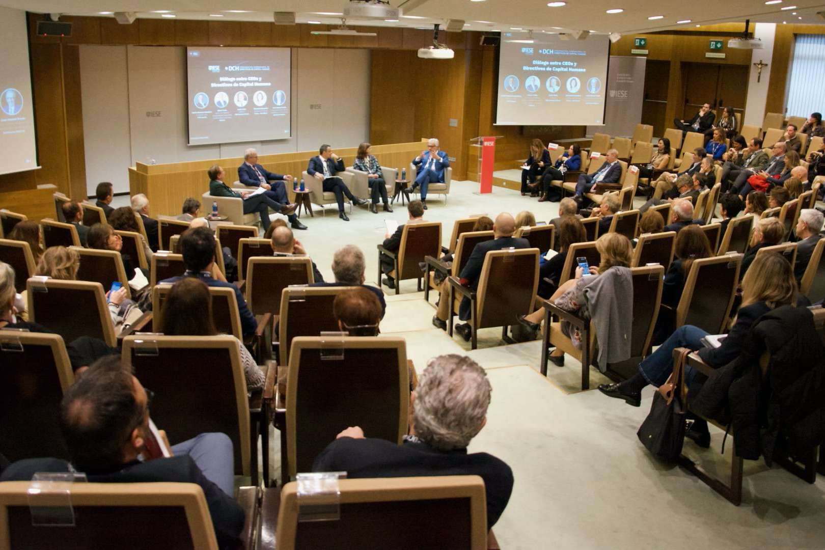 El Dr. Juan Abarca, Presidente de HM Hospitales, premiado en la celebración de la octava edición del Diálogo entre CEOs y Directivos de Capital Humano organizado por DCH e IESE