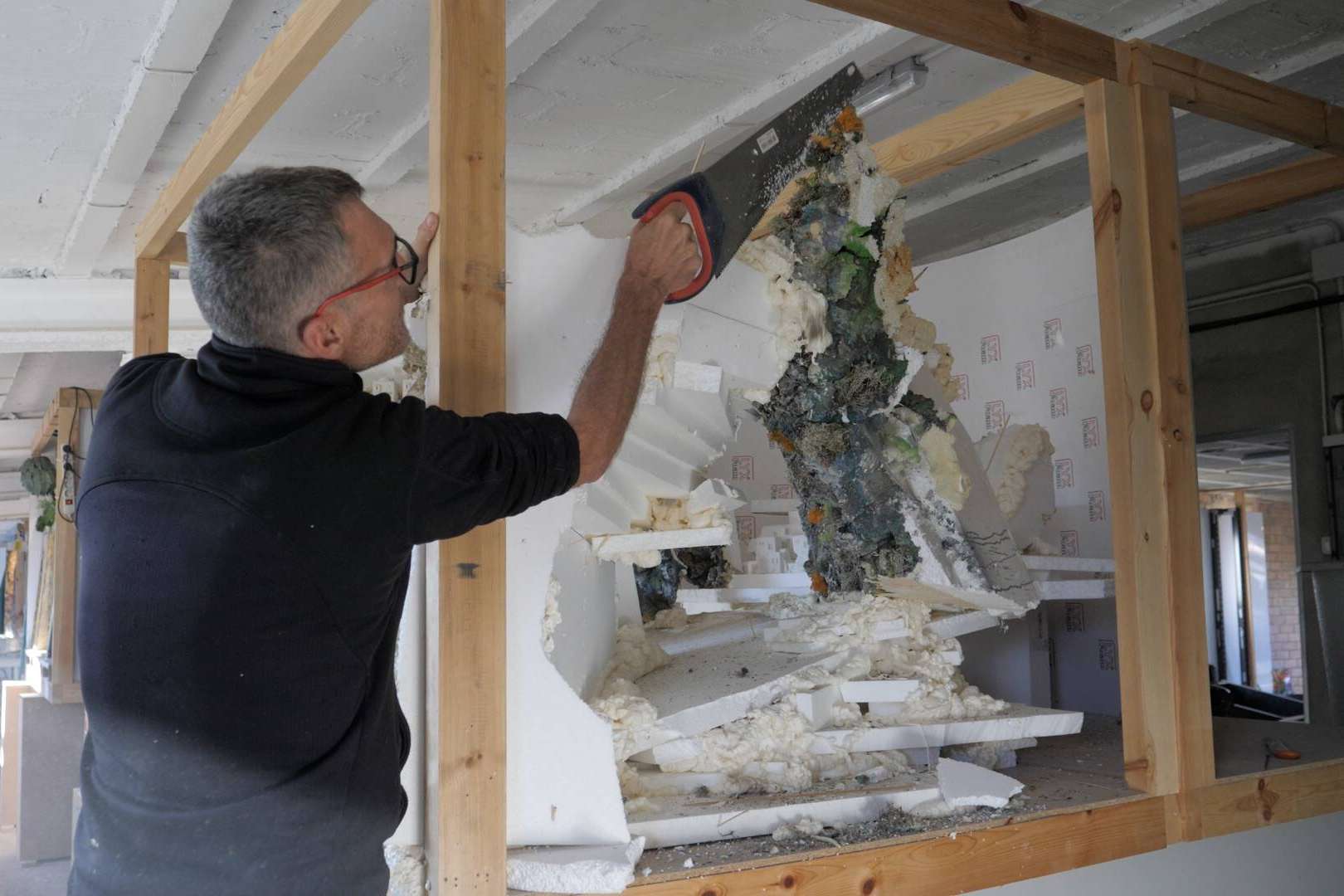 El artista Ramón Colomer tiene una experiencia de 35 años construyendo dioramas
