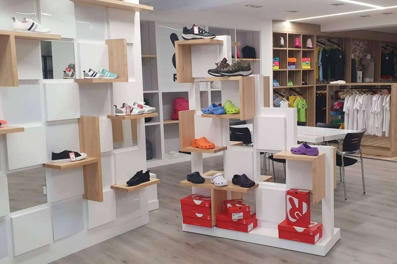 Showrooms diseñados, fabricados y montados por James Dam Studio Creativo