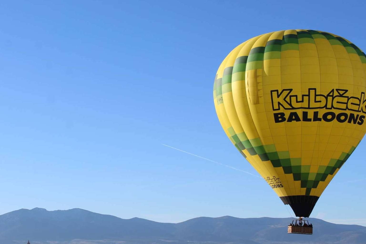 Disfrutar de la experiencia de viajar en globo aerostático con EoloFLY