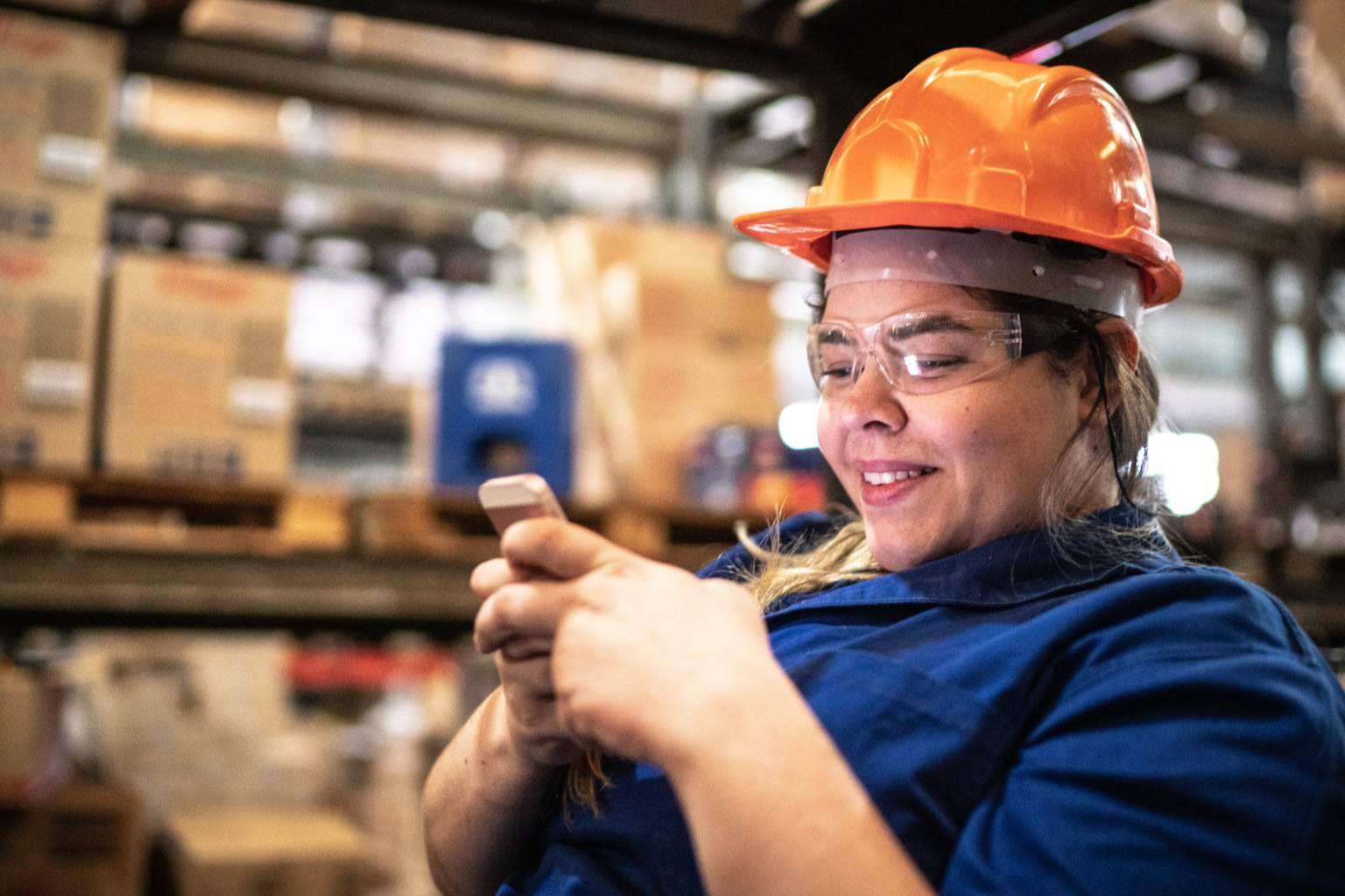 El 53 % los trabajadores de primera línea utiliza su WhatsApp personal hasta 6 veces al día por trabajo, con el consecuente riesgo para la empresa