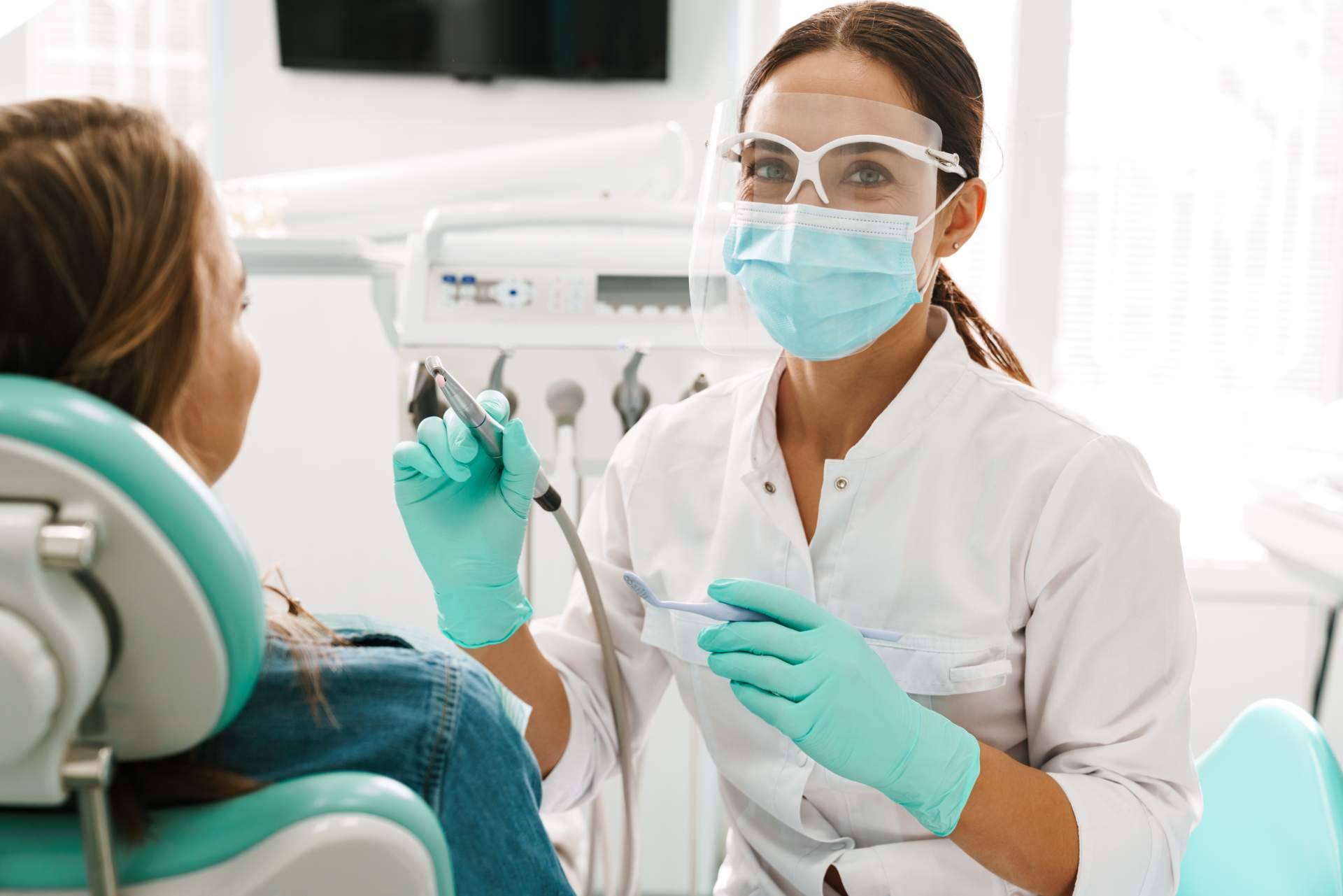 Tratamientos de implantes dentales y ortodoncia invisible en la clínica dental Miarensella, en Morón de la Frontera