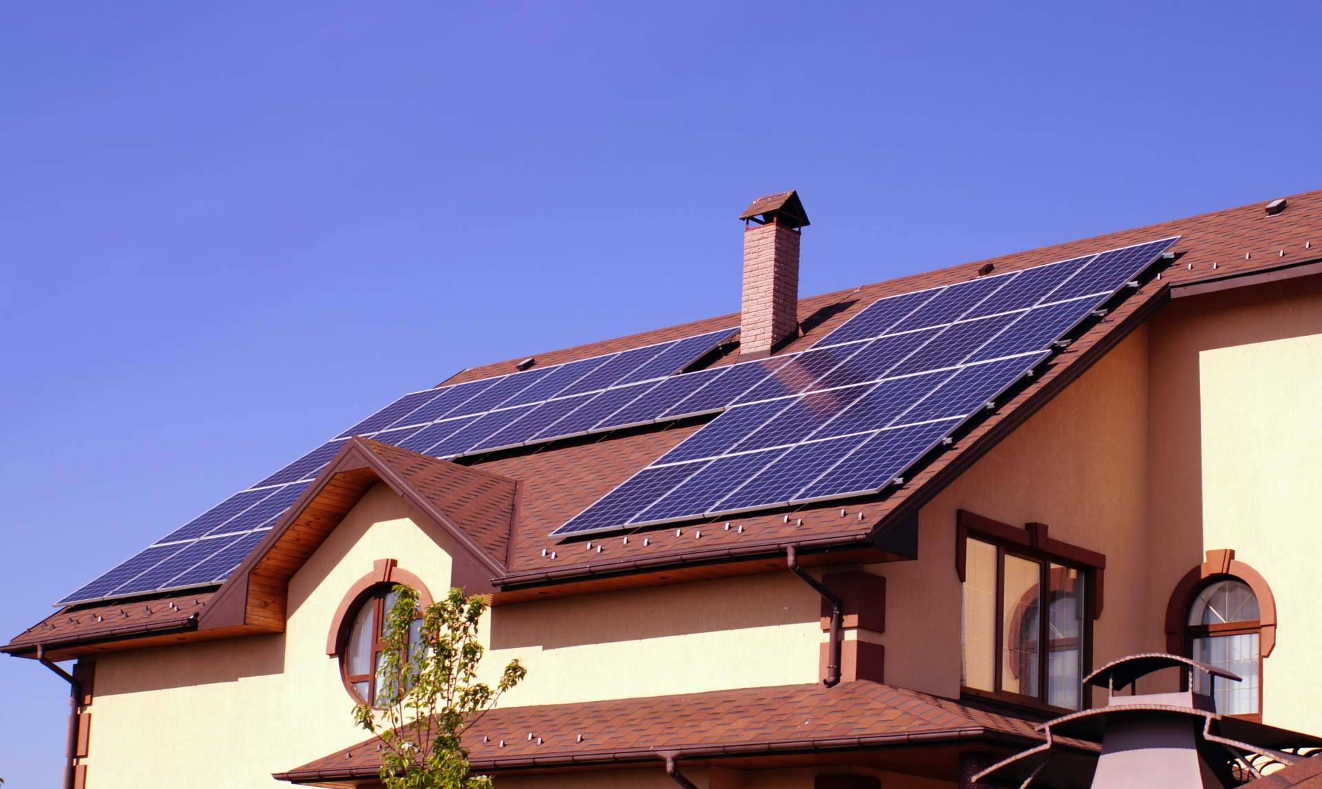 Solarinstala habla sobre las ventajas de instalar paneles solares en casa