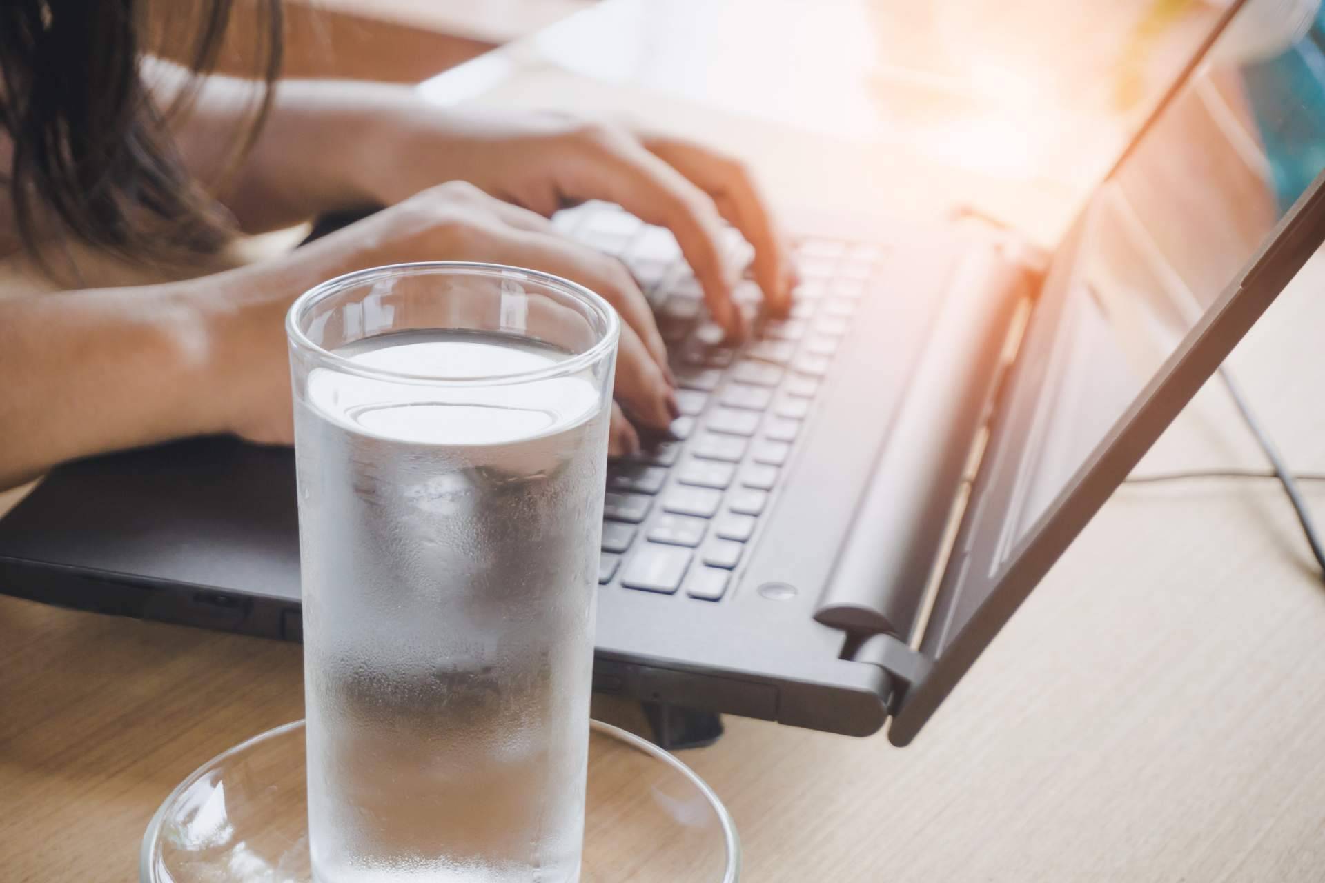 Acquajet ofrece su servicio a oficinas y domicilios a través de máquinas de ósmosis y dispensadores de agua