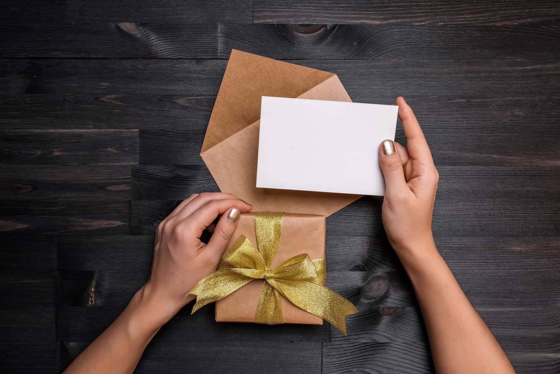 Esta Navidad, Adresles facilita el envío de maletas y regalos por correo