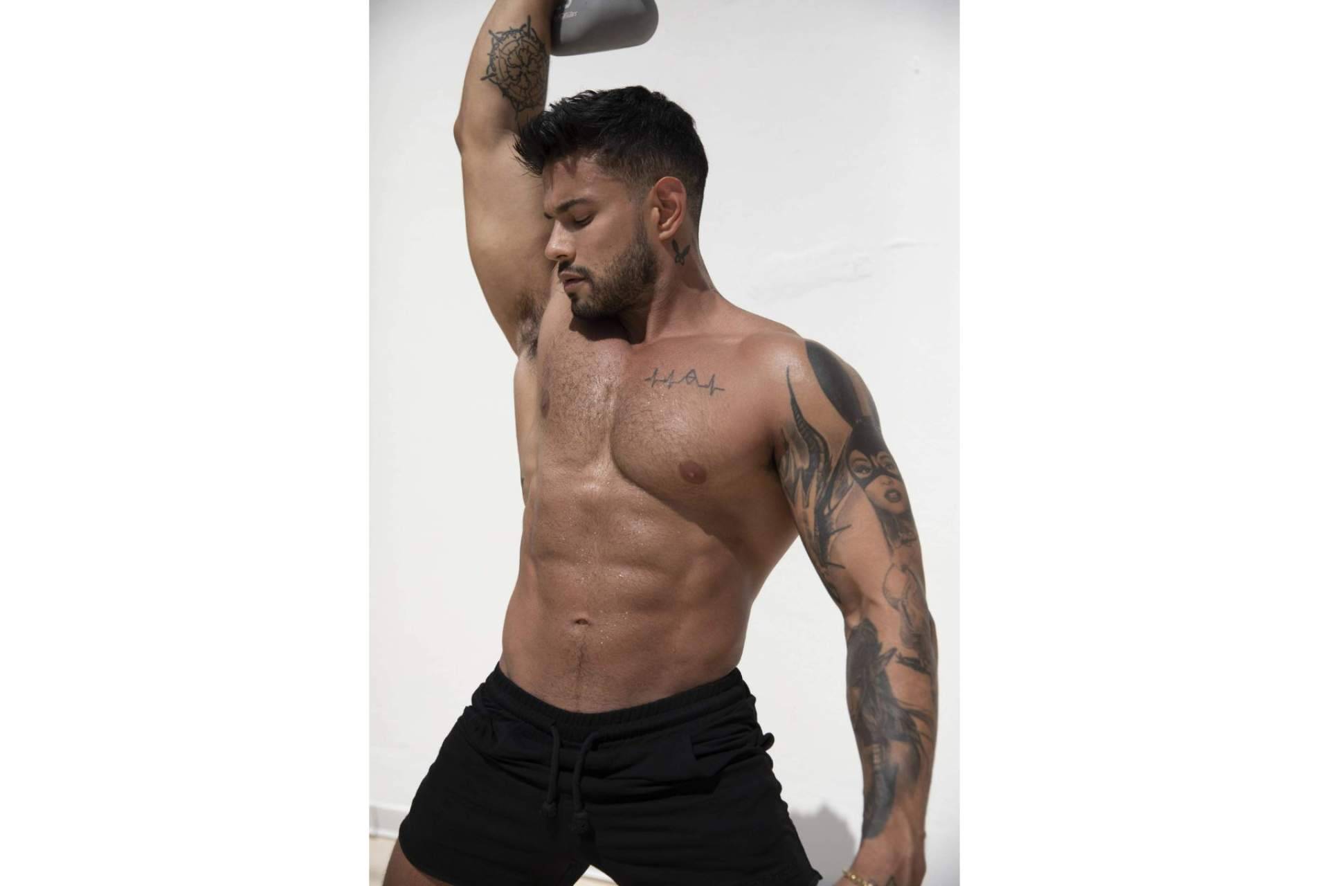 El influencer Alejo Ospina explica los beneficios de su app para entrenar en casa