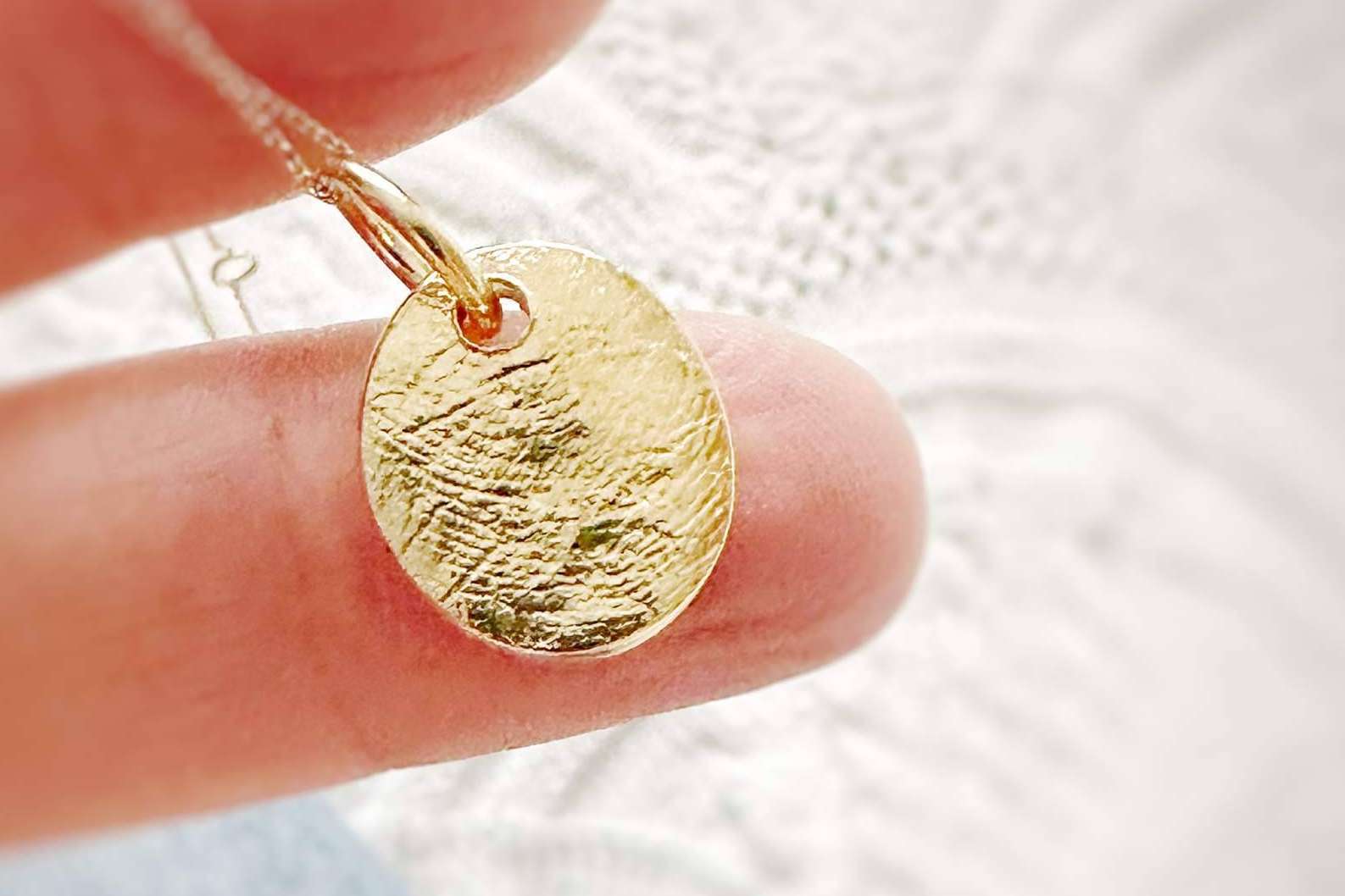 Dar un significado a los colgantes con el grabado de las huellas dactilares, con la marca de joyas Dejando Huellas