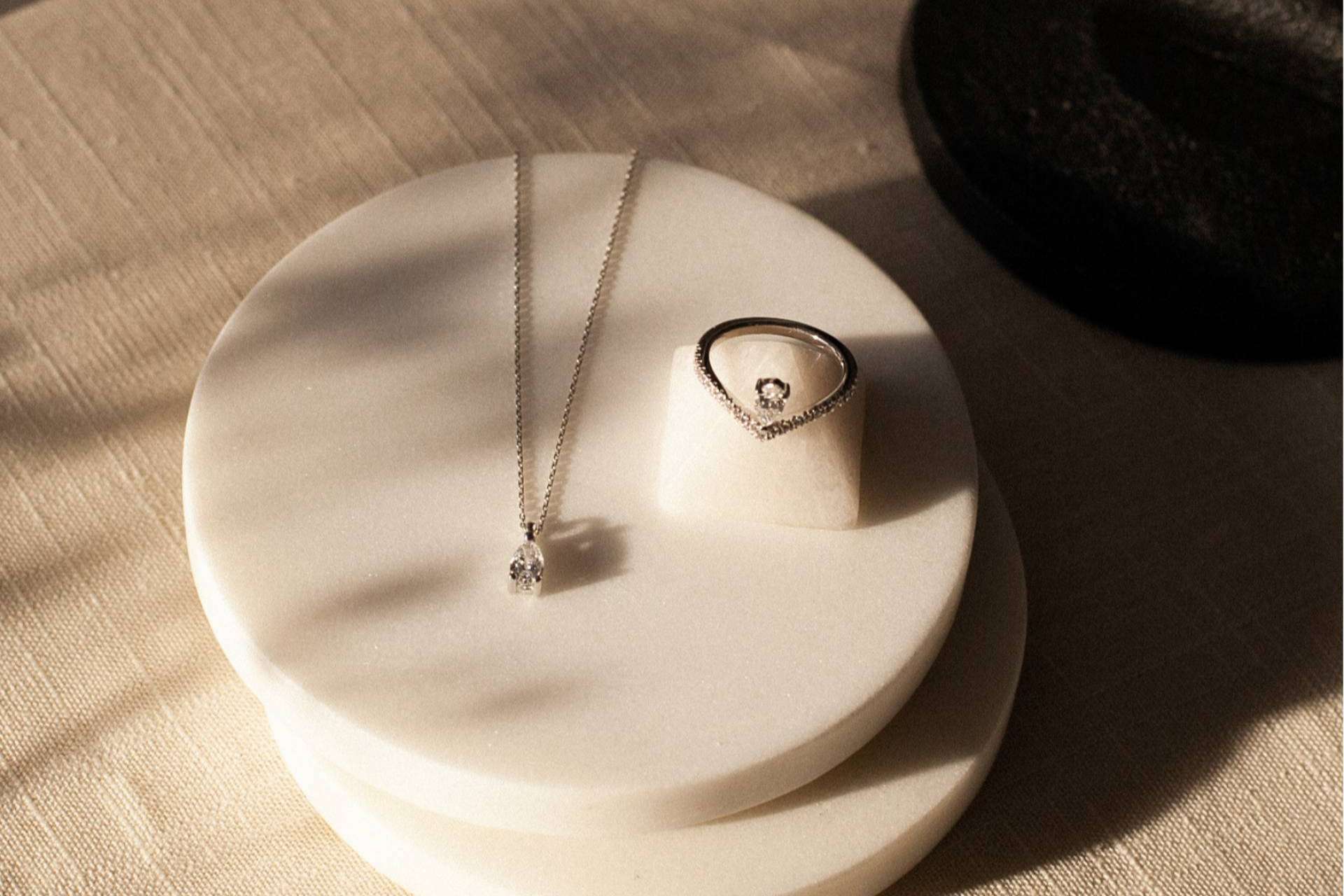 Un anillo de compromiso es una buena opción de regalo navideño