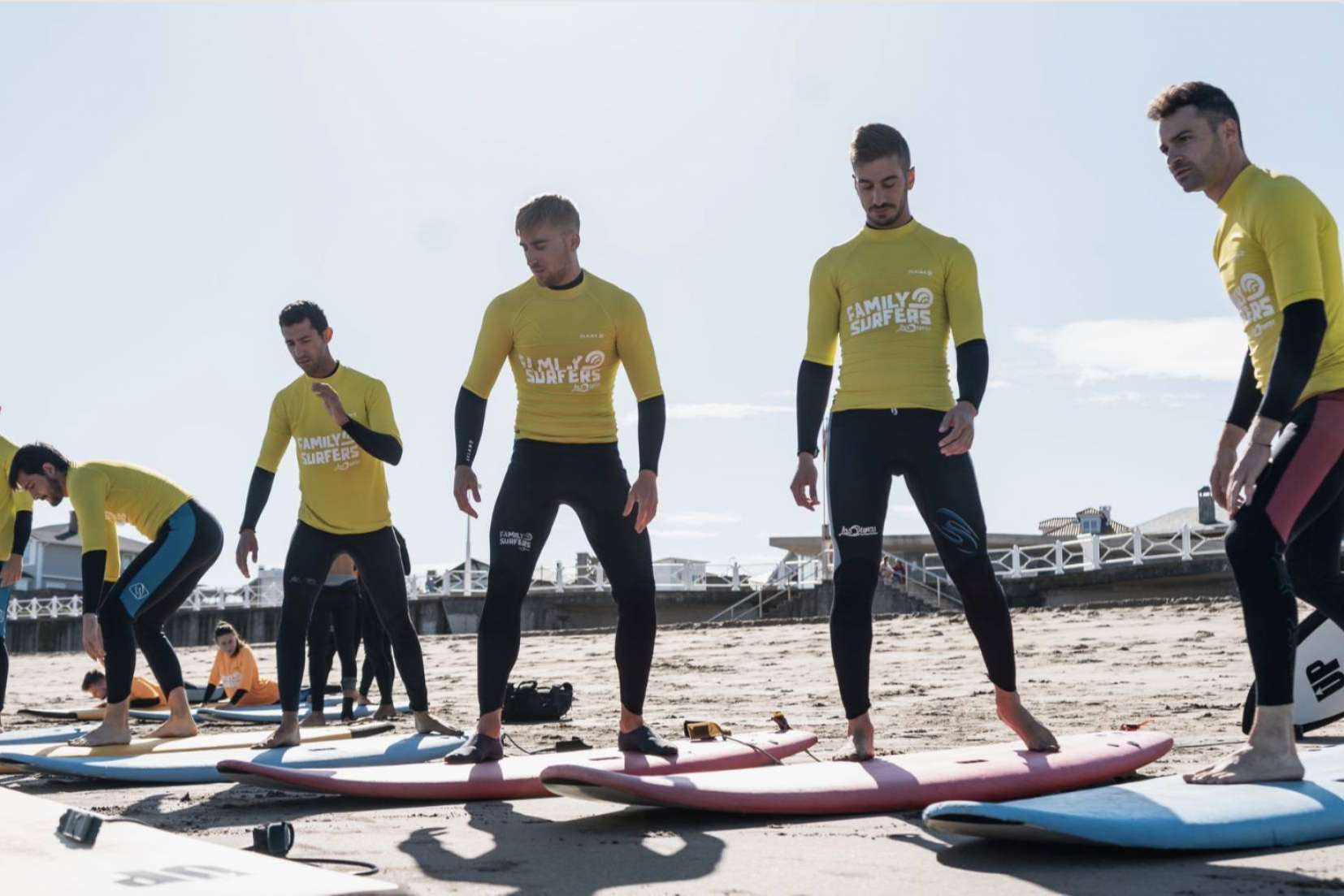 Los vuelos a Salinas permiten a los amantes del surf disfrutar de los cursos de Family Surfers - Surfcamp Las Dunas