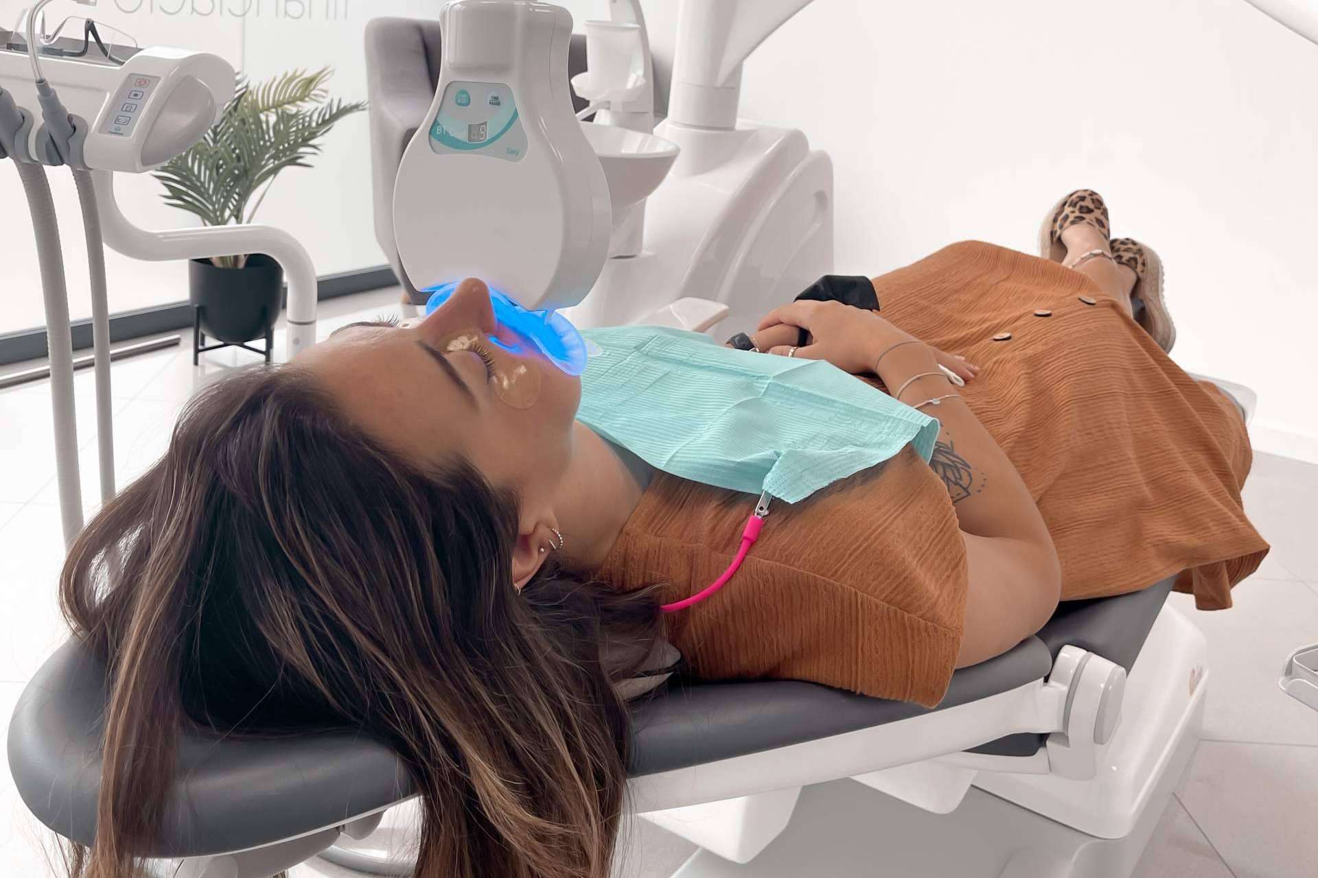 La Clínica MG Dental & Estética Facial ofrece un tratamiento de blanqueamiento dental LED