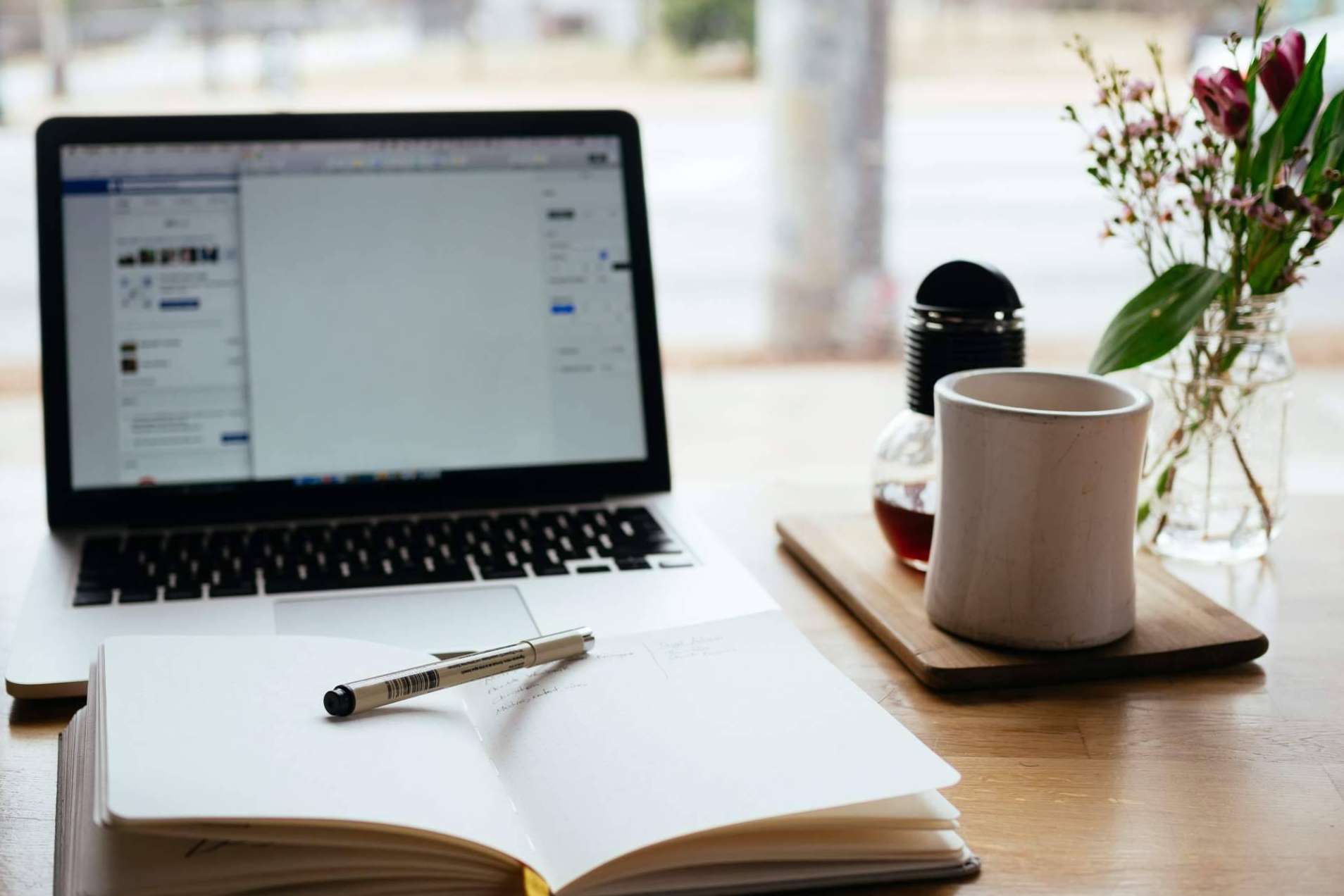 ENEB ofrece un máster online con clases en directo toda la semana