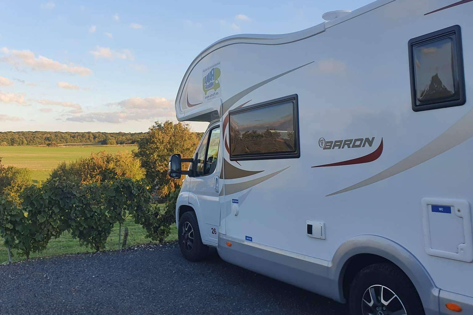 Amafi Caravaning alquila varios modelos de autocaravanas a un precio económico con todo incluido