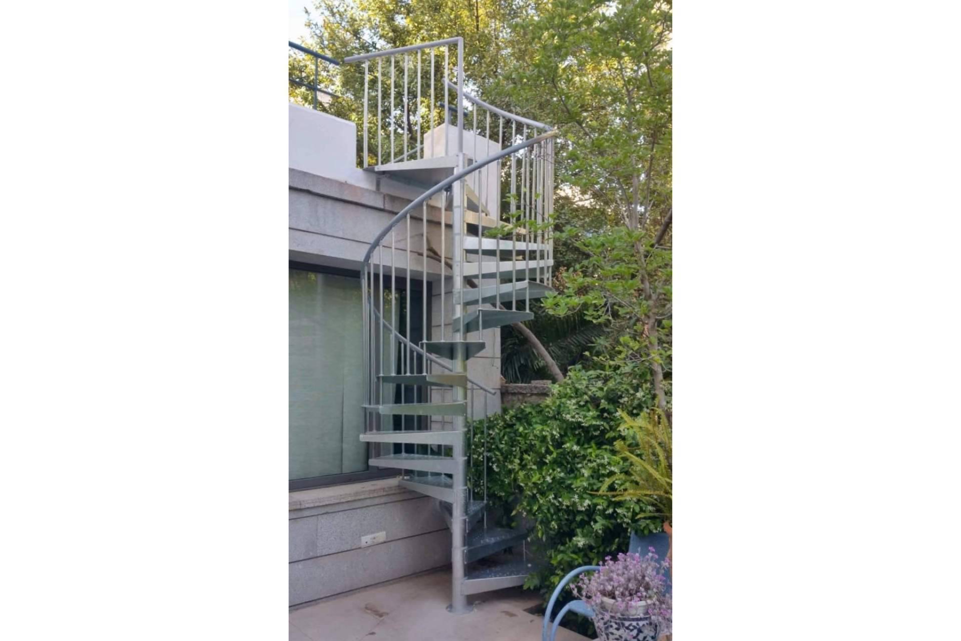 Escaleras Enesca diseña espacios en movimiento con escaleras metálicas de exterior