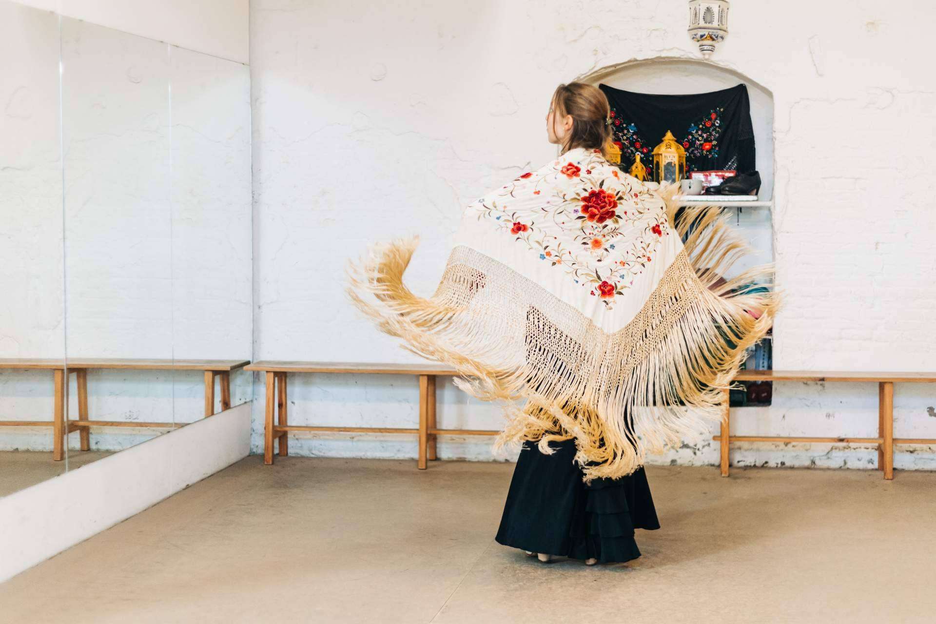 Viva La Feria, la tienda online de moda flamenca que explica paso a paso cómo se ponen los mantones flamencos