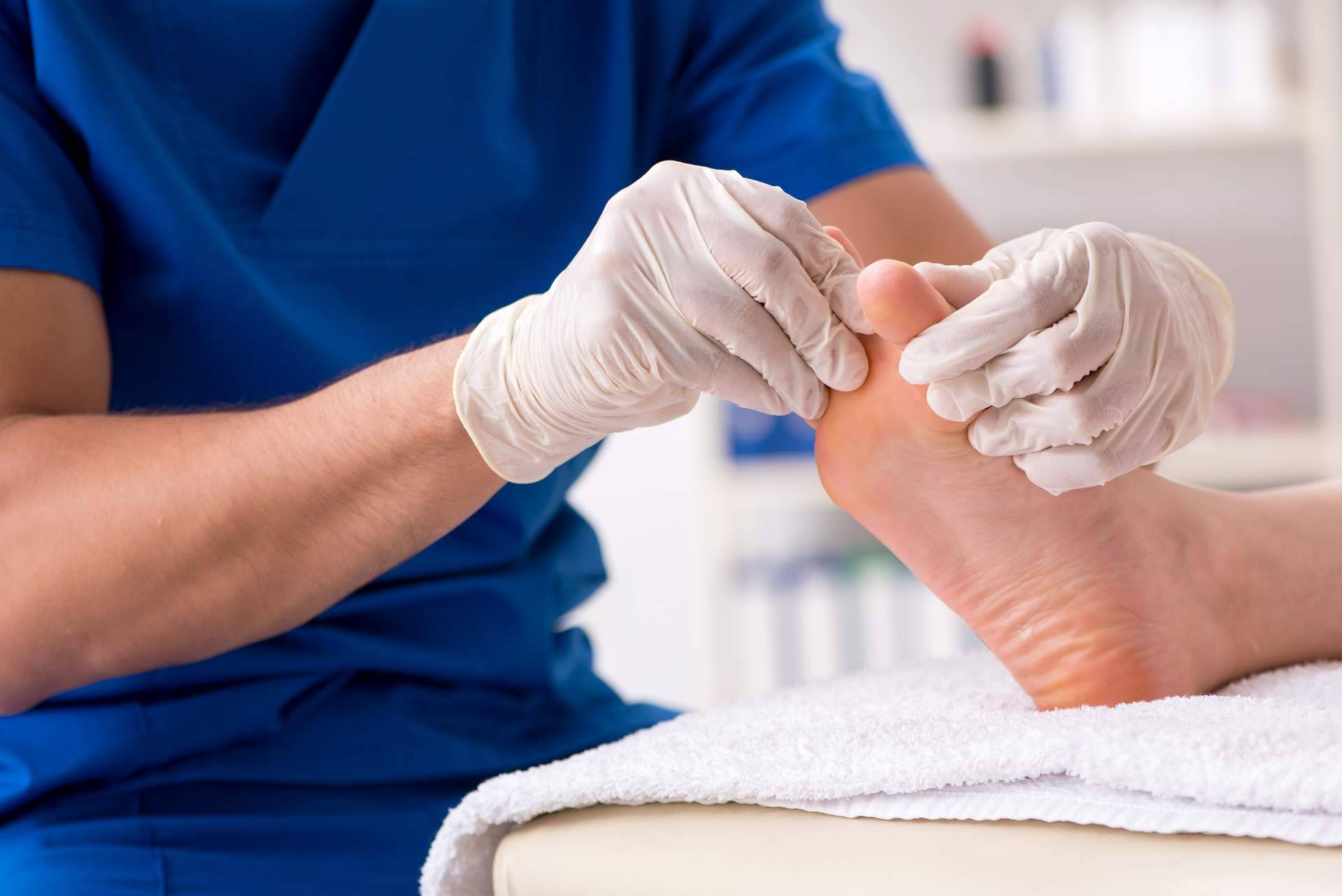La importancia de acudir al podólogo, tratamientos y soluciones para los hongos en los pies de la mano de Clínica de Podología Integral Pododerm