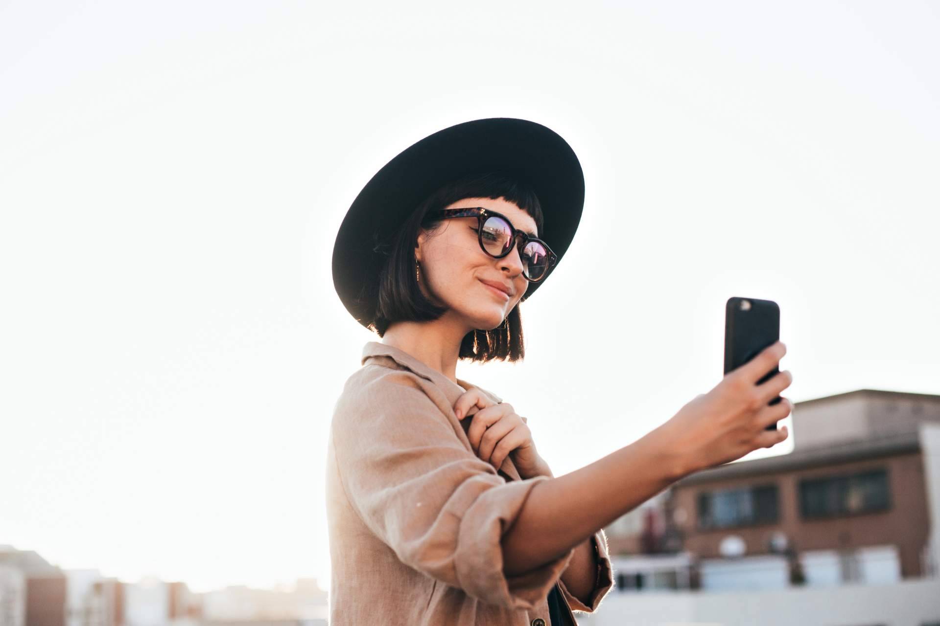 Colaborar con marcas y empresas a través de las redes sociales, con Brandarmies