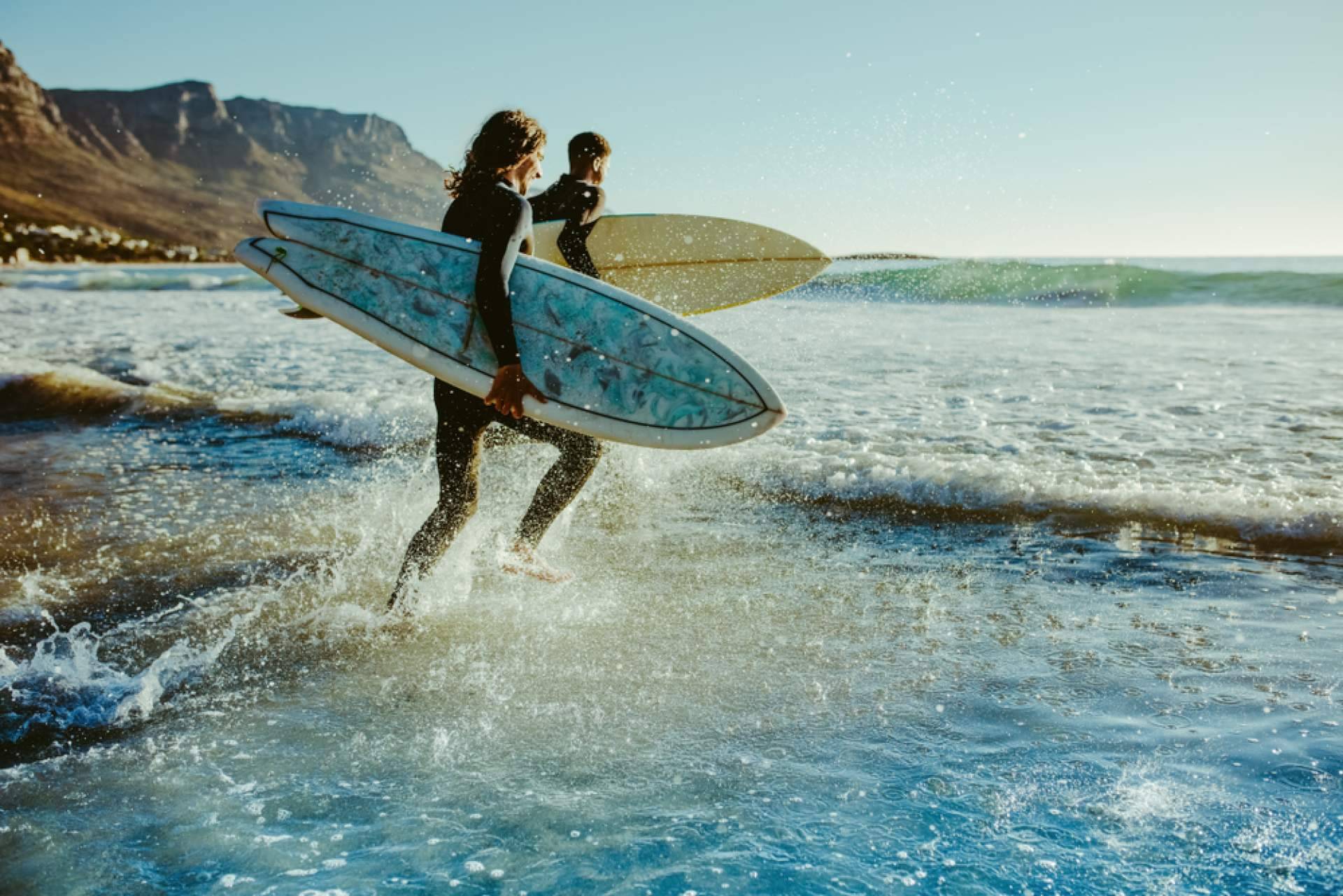 El acompañamiento en el surf para mejorar el aprendizaje, con la academia Poseidon Surf Academy