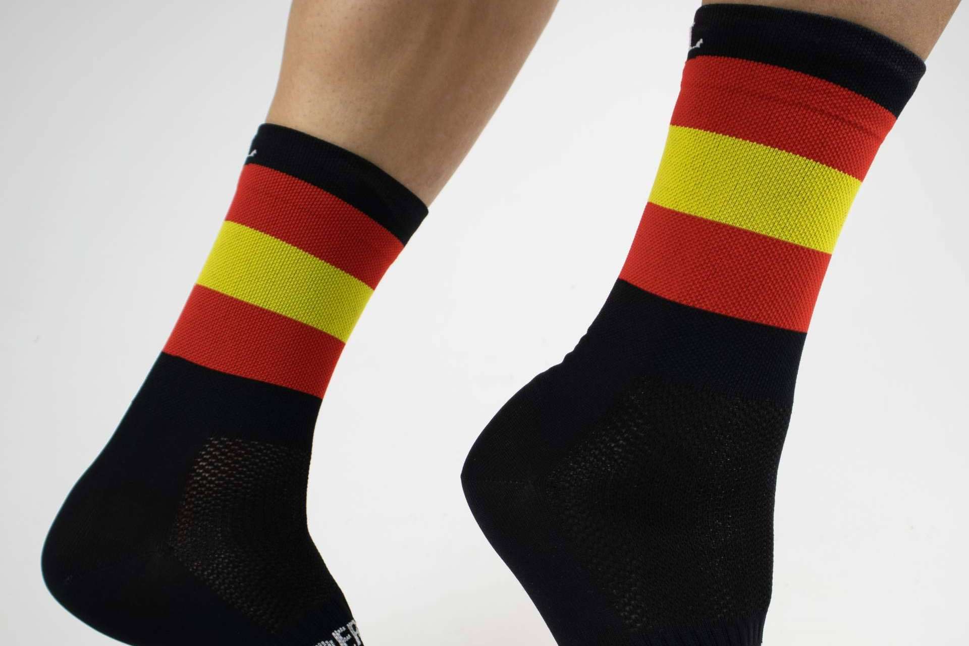 Perro Loco presenta el diseño de los calcetines de ciclismo con la bandera de España