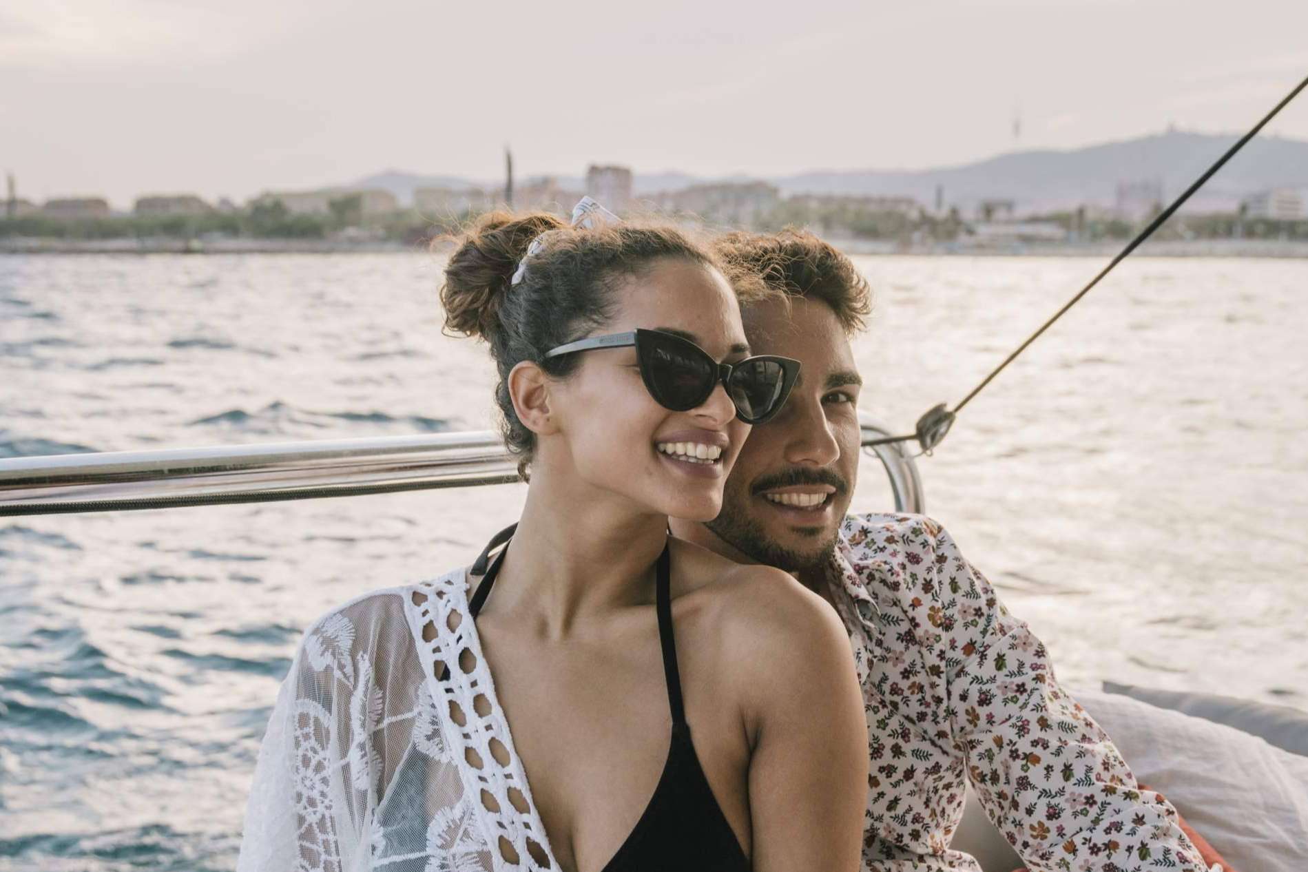 Sondevela pone a disposición uno de los mejores regalos para San Valentín, una navegación exclusiva en Barcelona