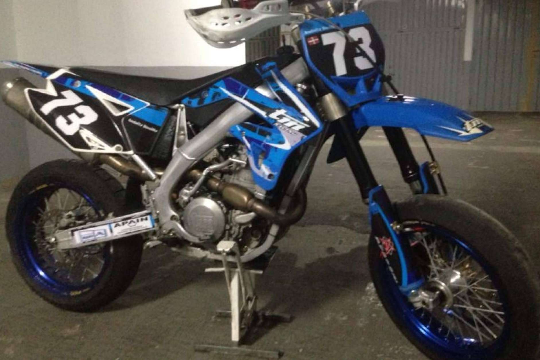 ADHESIVOSEMBARRADOS y sus pegatinas para moto personalizadas