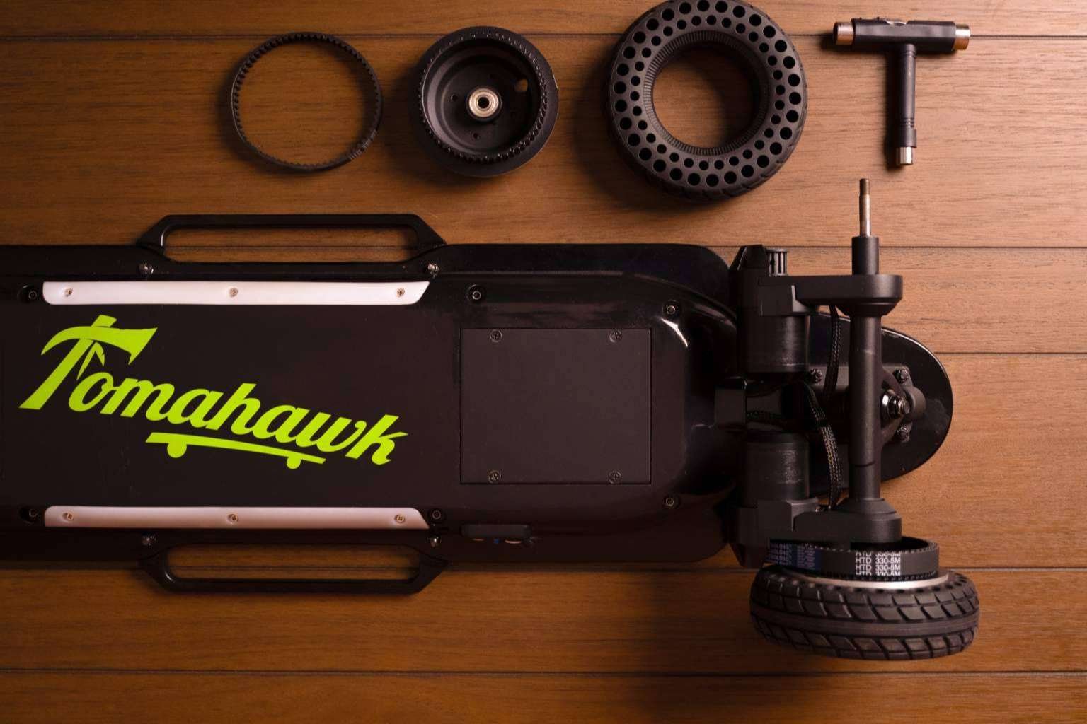 Las recomendaciones de seguridad y protección para un skate eléctrico, con Tomahawk