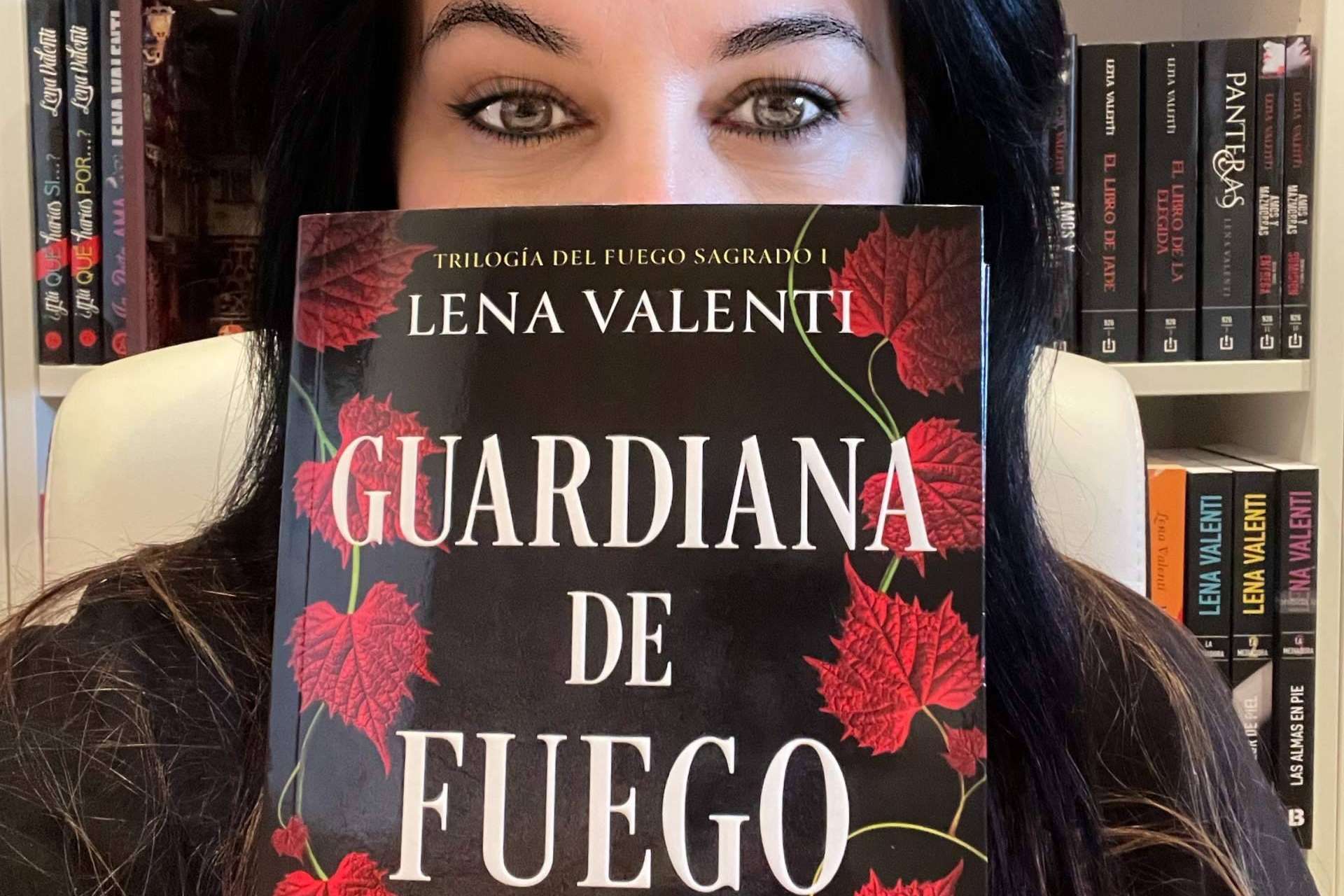 Lena Valenti, la escritora bestseller badalonense, presenta su sorprendente trilogía del 'Fuego Sagrado'