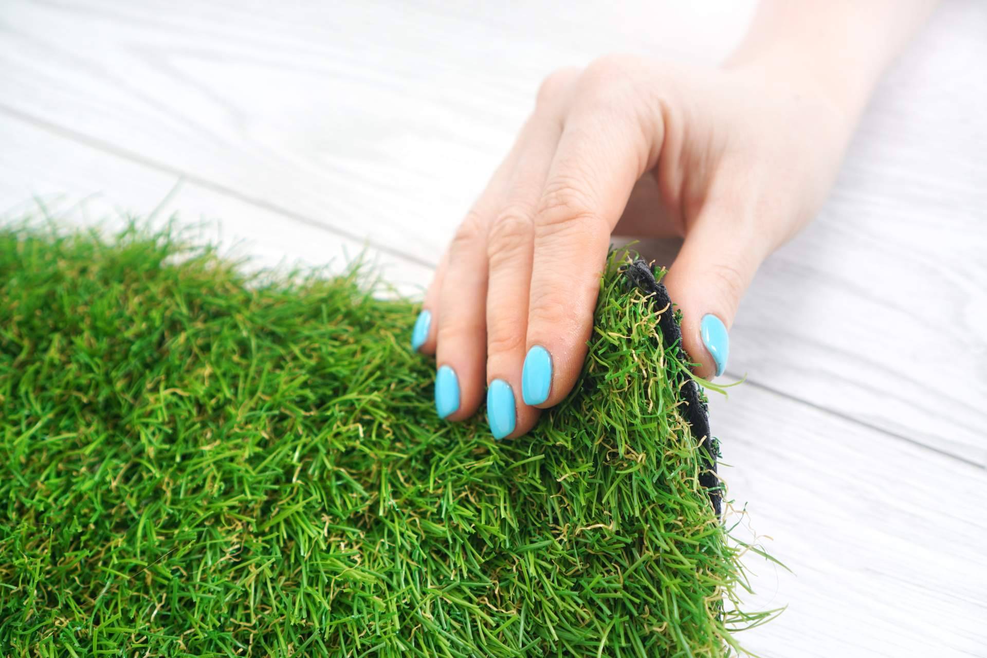 Descubrir las sorprendentes ventajas del césped artificial para el jardín con JardínVertical.es