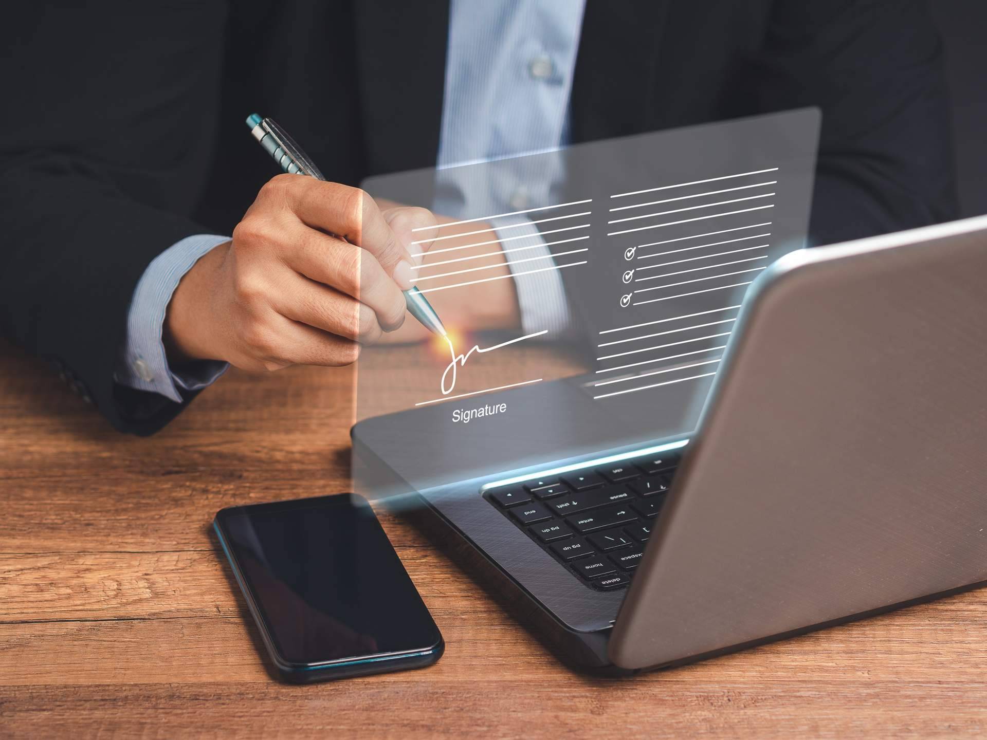Customer Comms sobre la importancia de la firma electrónica y su práctico uso