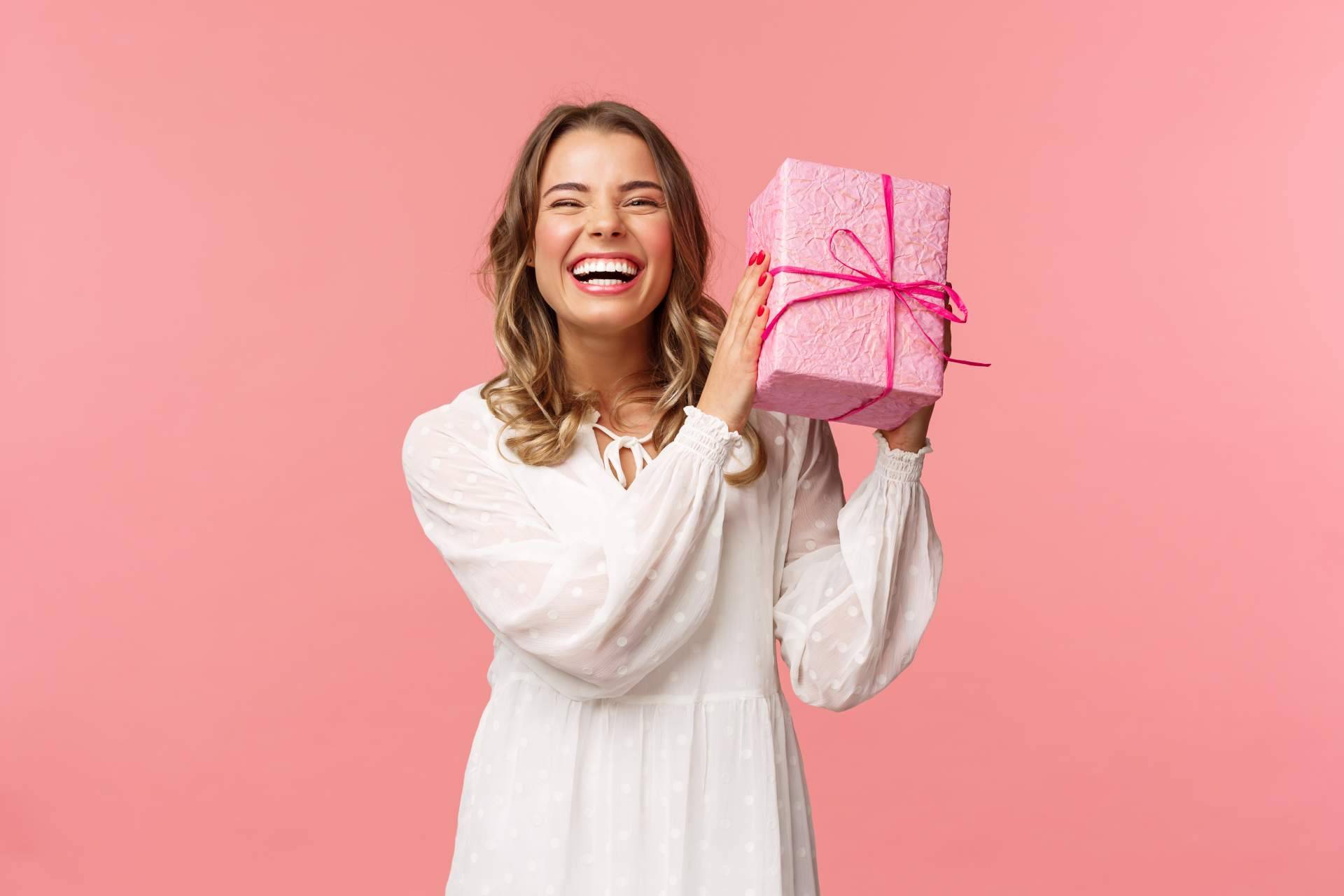 Cuáles son los beneficios de los regalos publicitarios personalizados en el mundo corporativo, por Izando Services