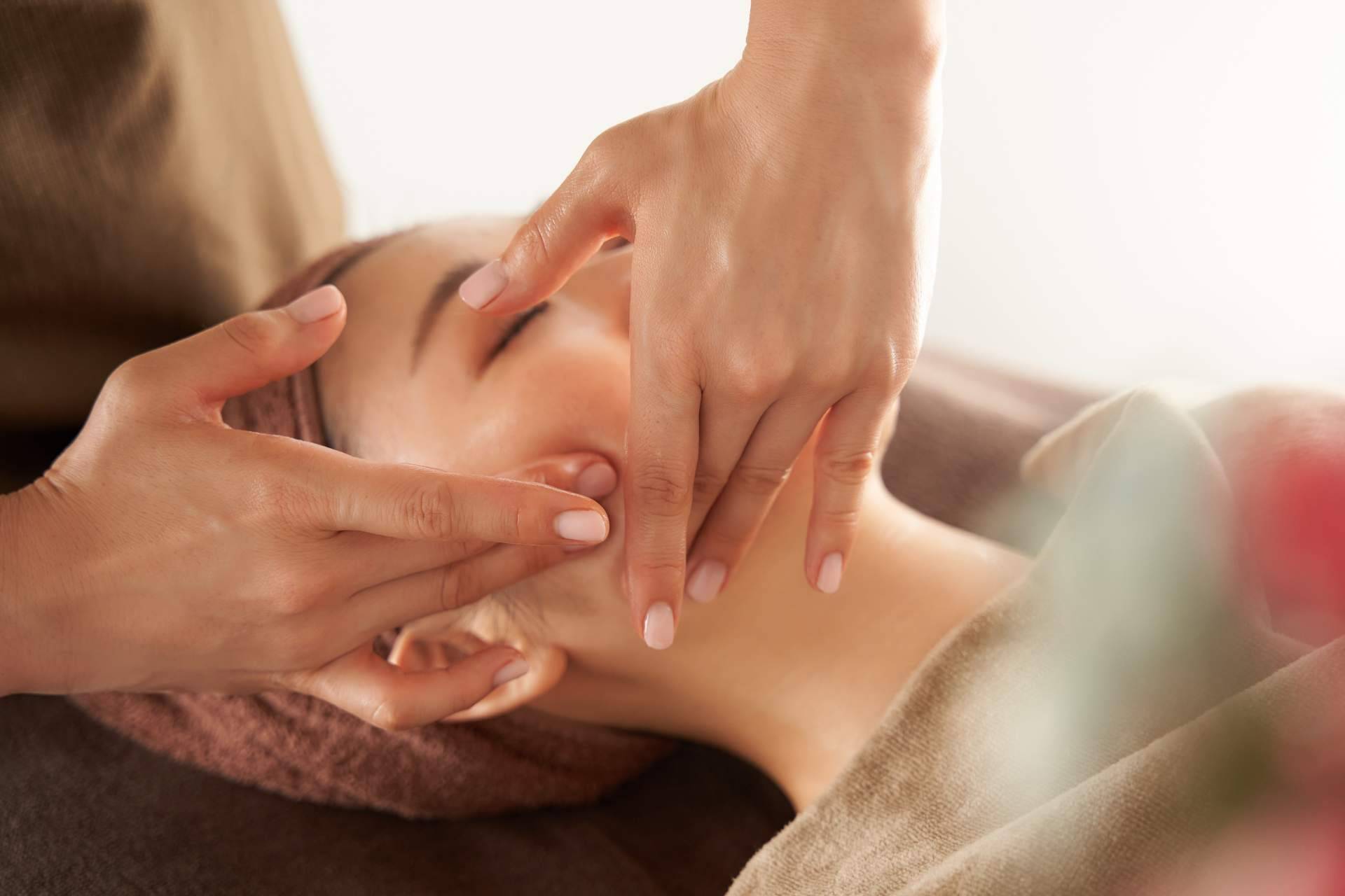 Los beneficios del kobido, un masaje facial japonés, en Novi Terapias