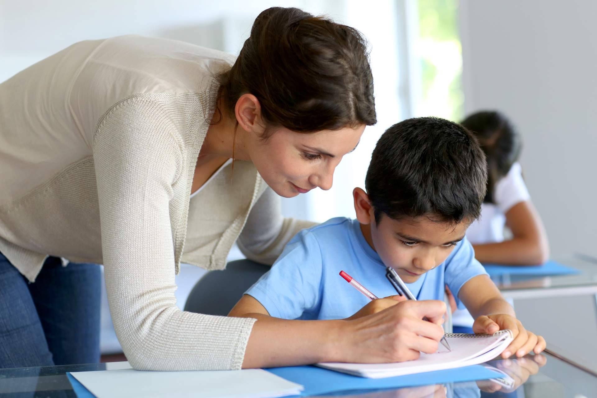 Desarrollar las habilidades que los niños necesitan para leer, escribir y deletrear con el juego de palabras de Deletreados