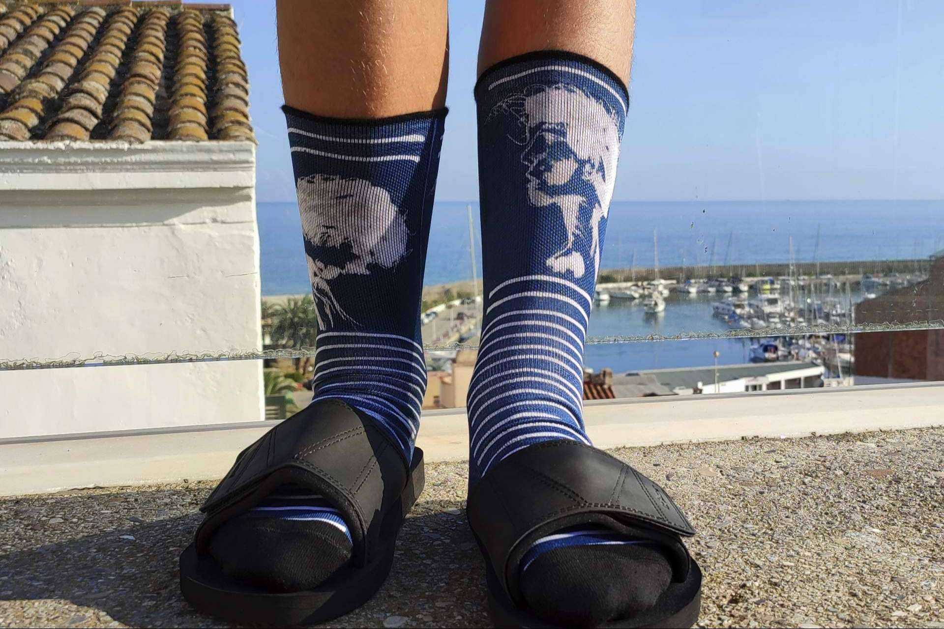 ISOKISI permite crear calcetines tie dye únicos