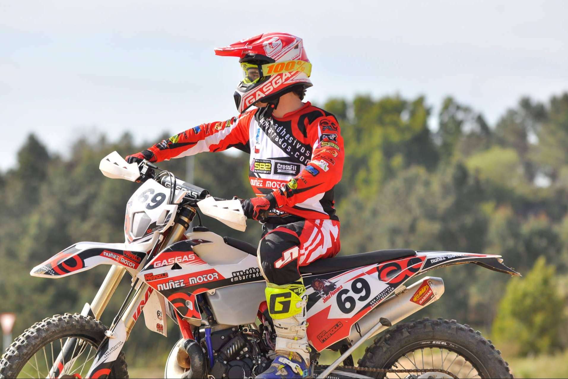 ADHESIVOSEMBARRADOS presenta su gran variedad de pegatinas de moto