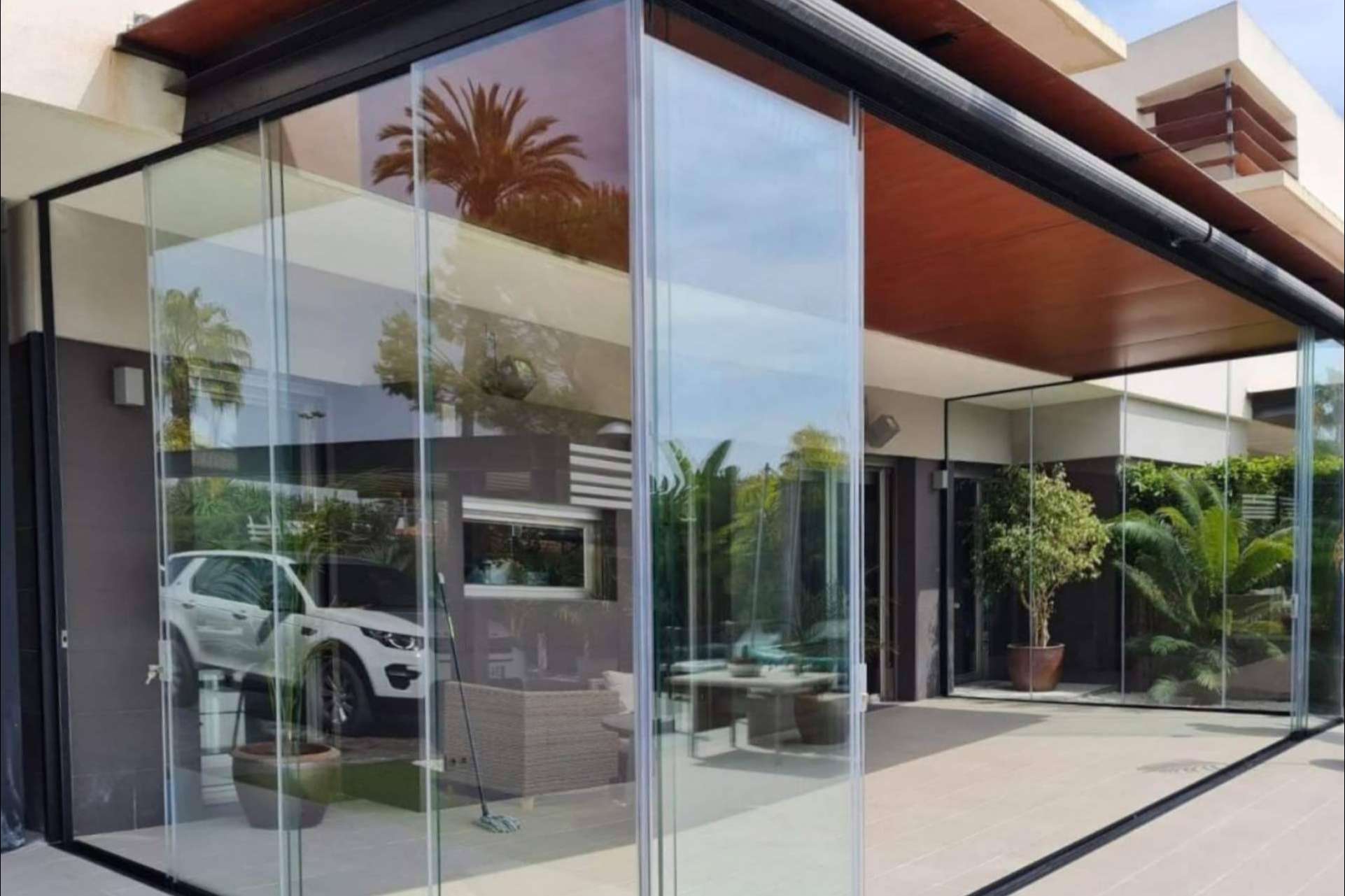 Compass Research ofrece cerramientos con cortinas de cristal funcionales y prácticos