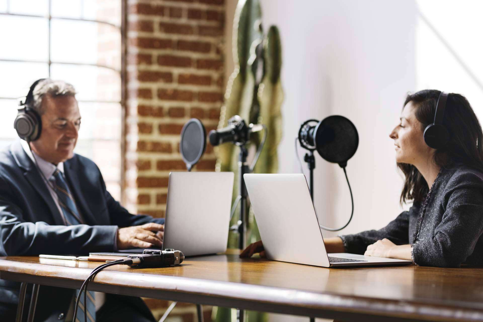 Las entrevistas en pódcasts son importantes para construir su autoridad y credibilidad