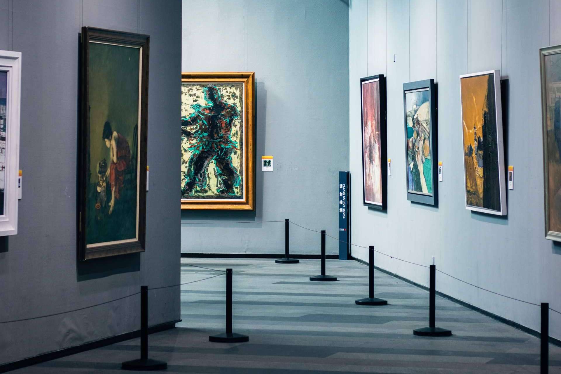 Tomar la decisión correcta, ¿invertir en arte blue-chip o en arte emergente?