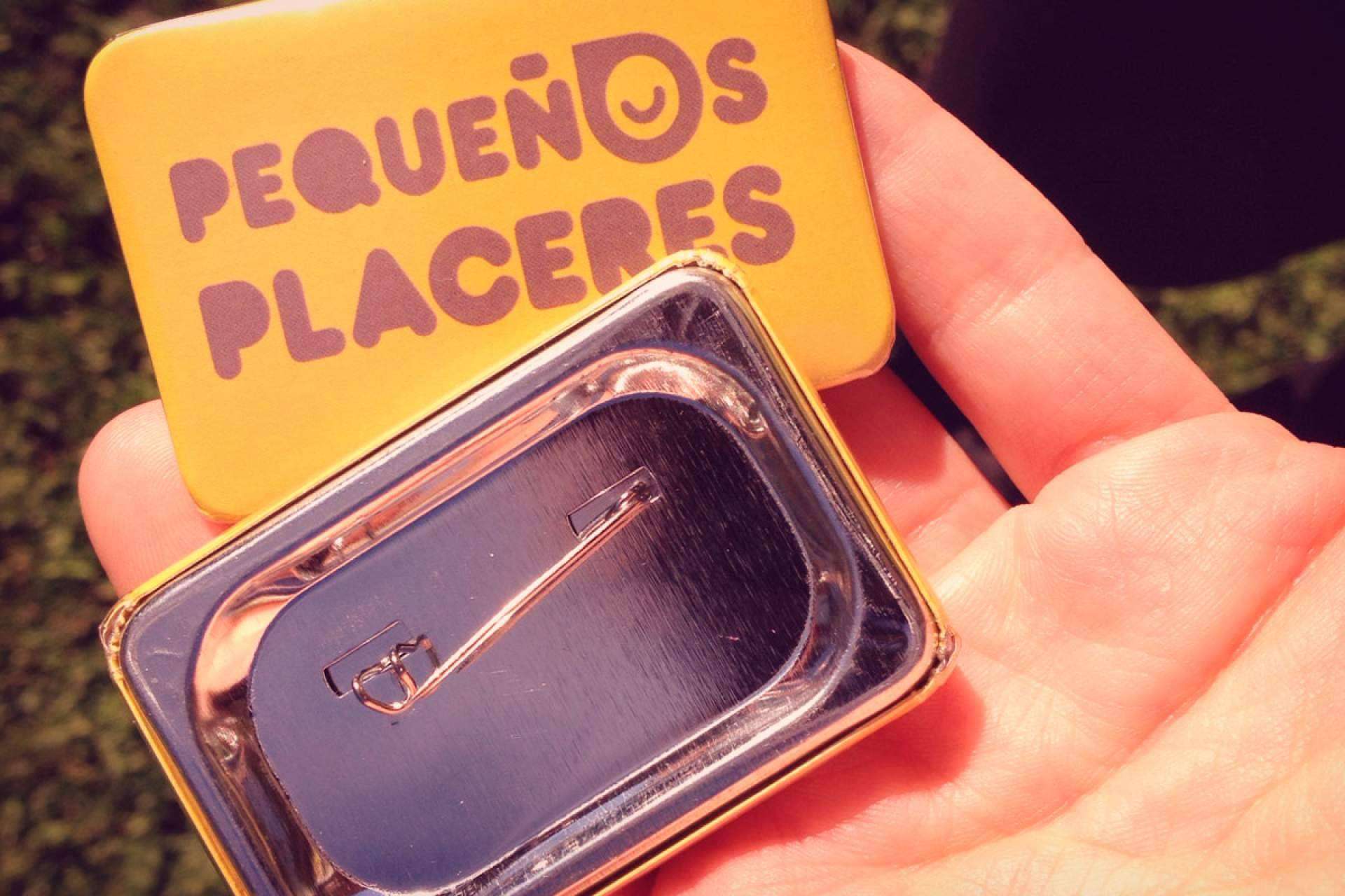 Creación online de chapas, imanes y adhesivos personalizados de la mano de Qustommize